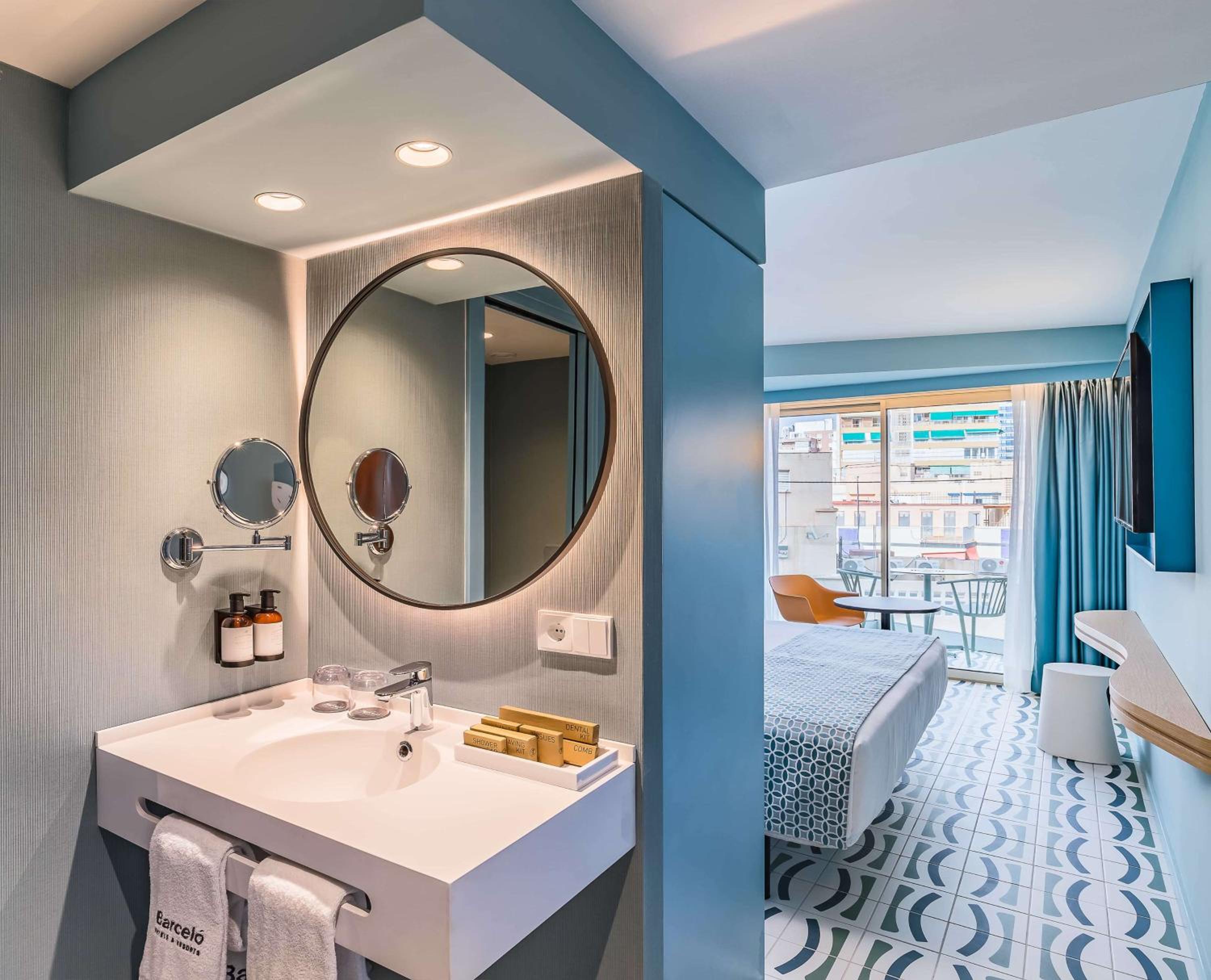 Superior Double or Twin Room with Lateral Sea View - Photo 7