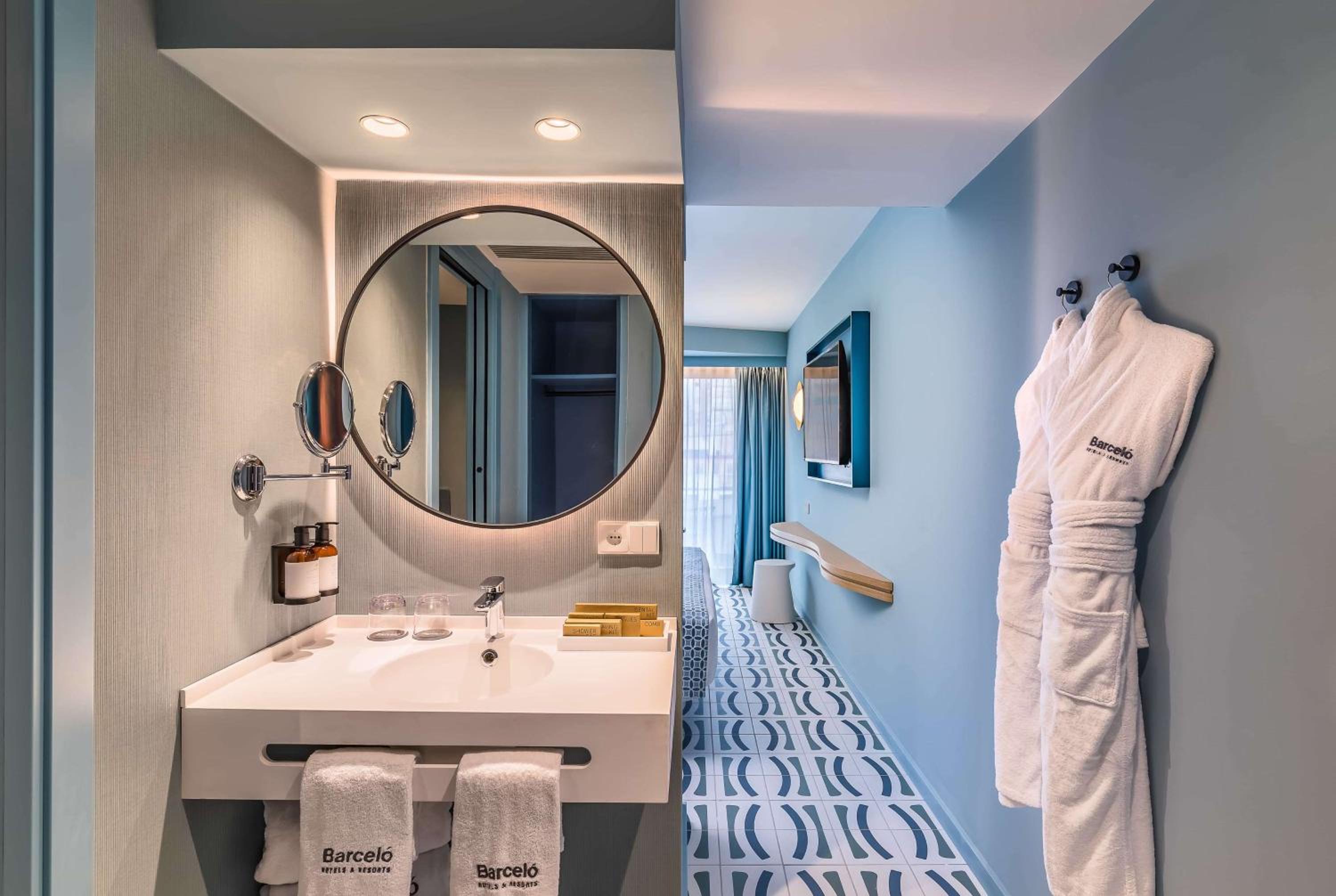 Superior Double or Twin Room with Lateral Sea View - Photo 3