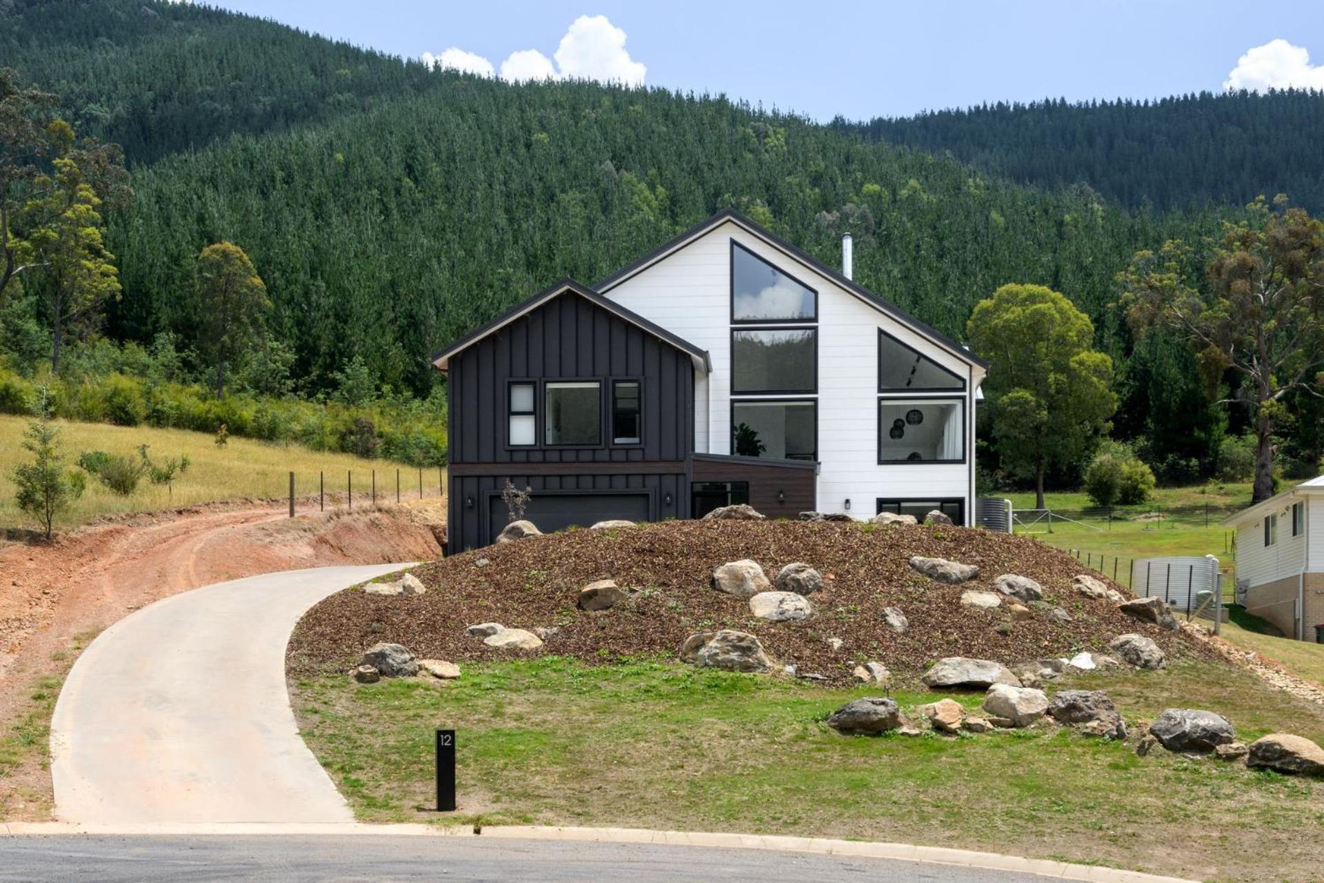 Five-Bedroom House photo 3