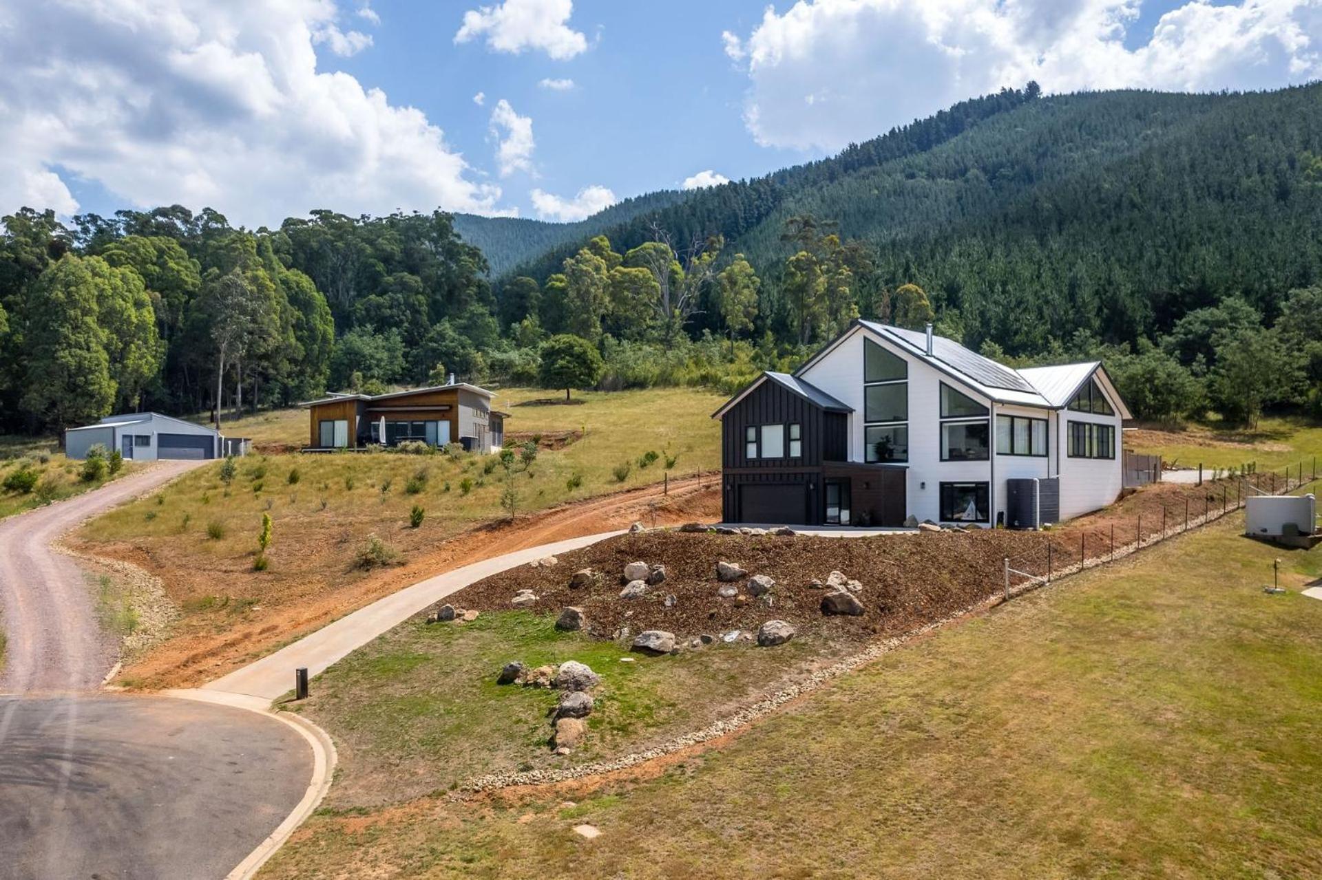 Five-Bedroom House photo 2