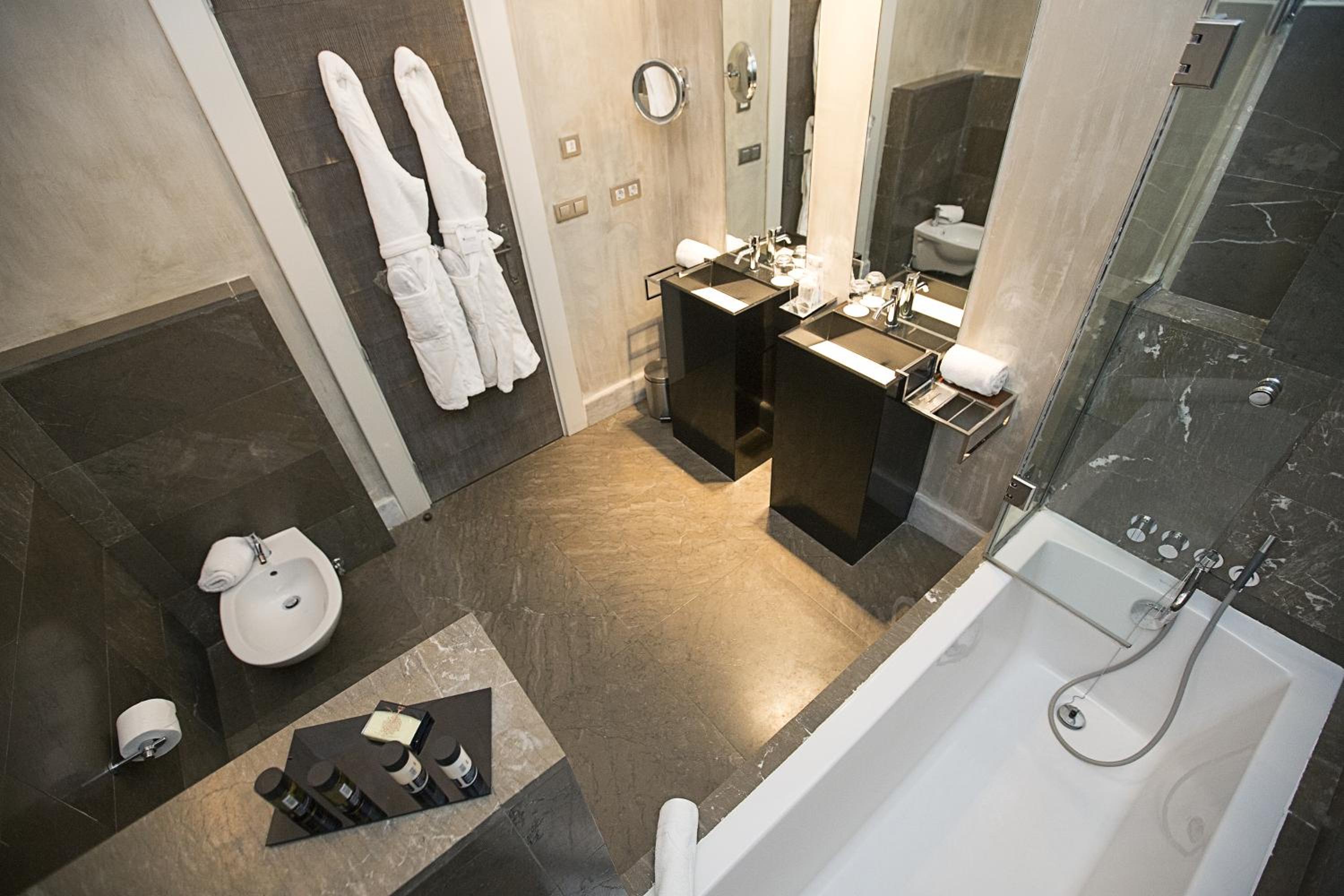 Deluxe Room - Photo 7