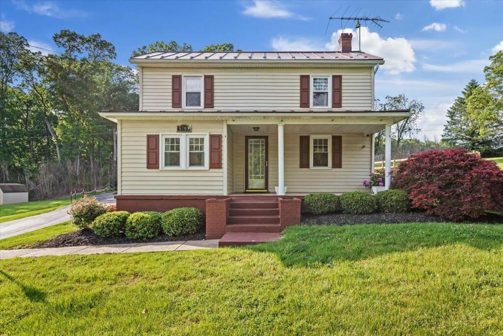 Three-Bedroom House photo 2