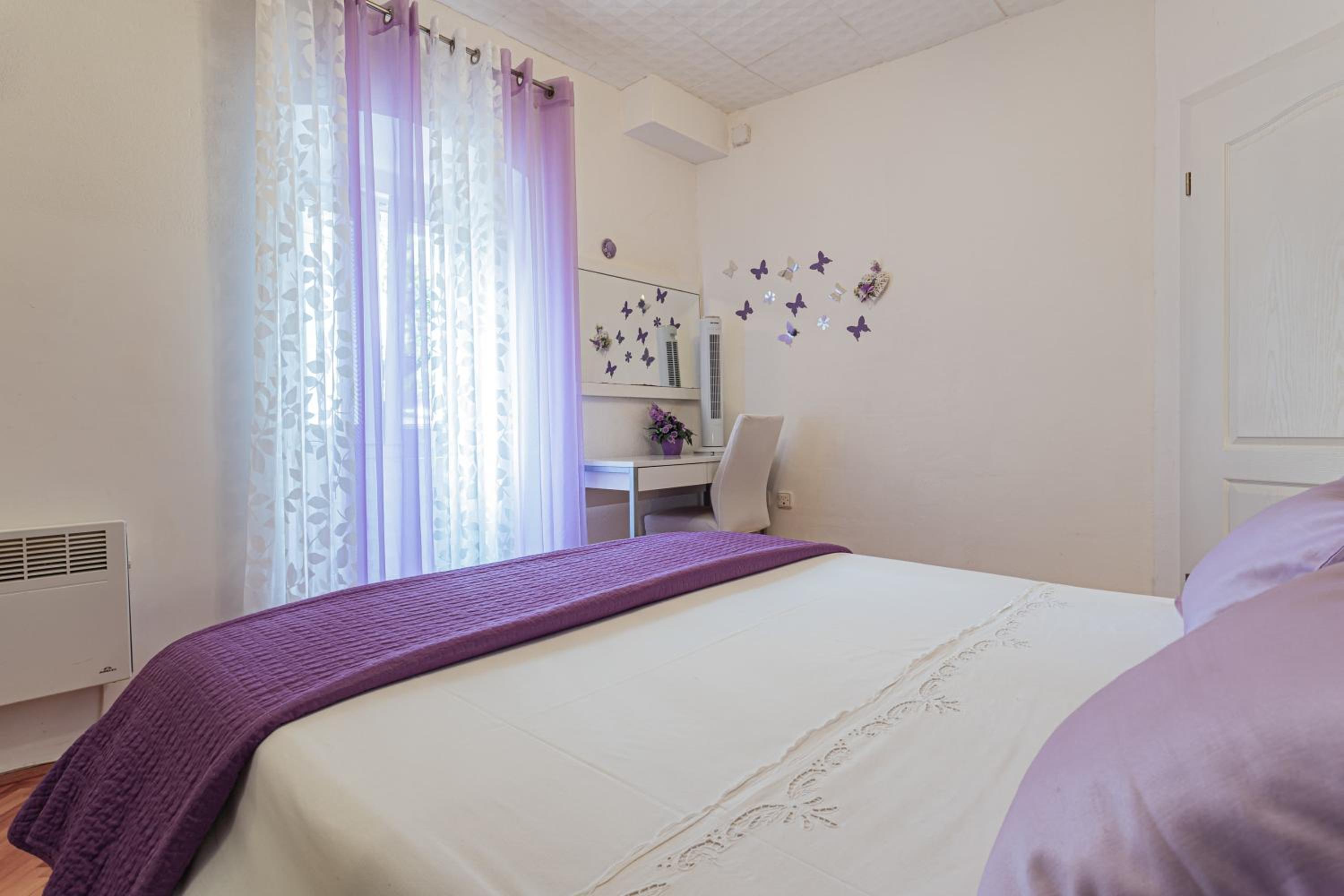 One-Bedroom Apartment - Photo 2