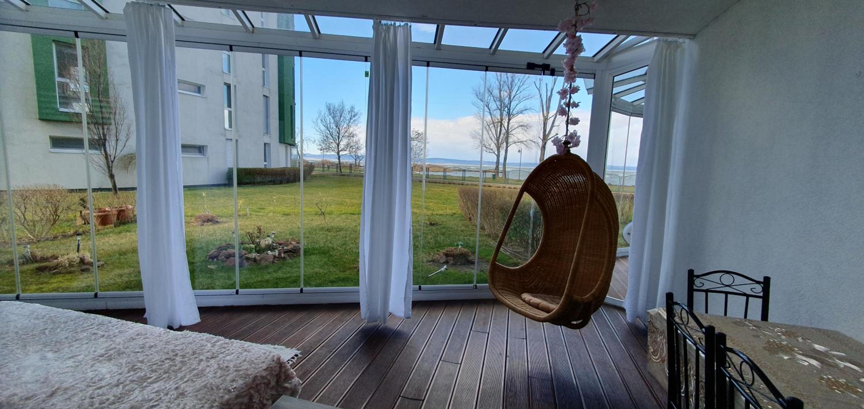 Two-Bedroom Apartment with Lake View - Photo 4