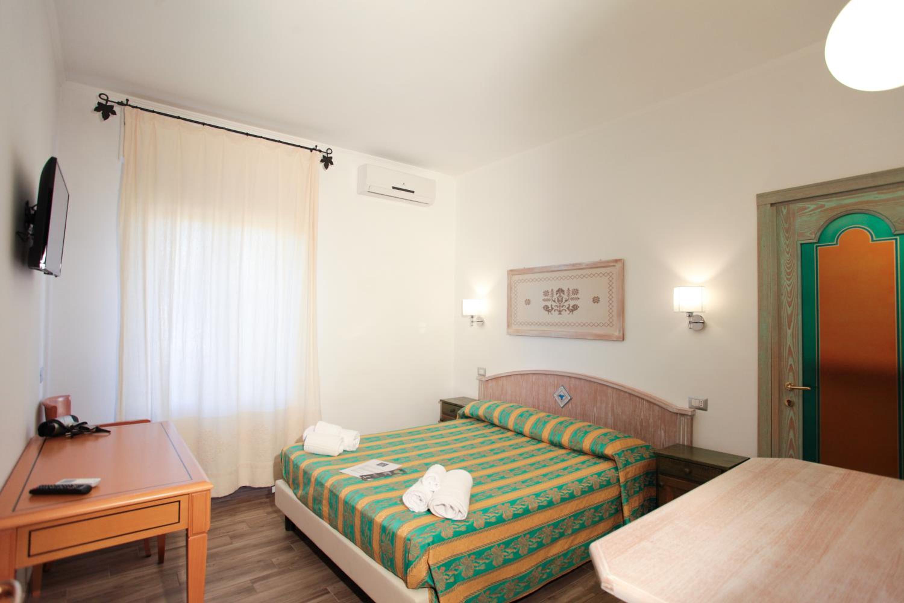 Deluxe Double Room with Balcony photo 3