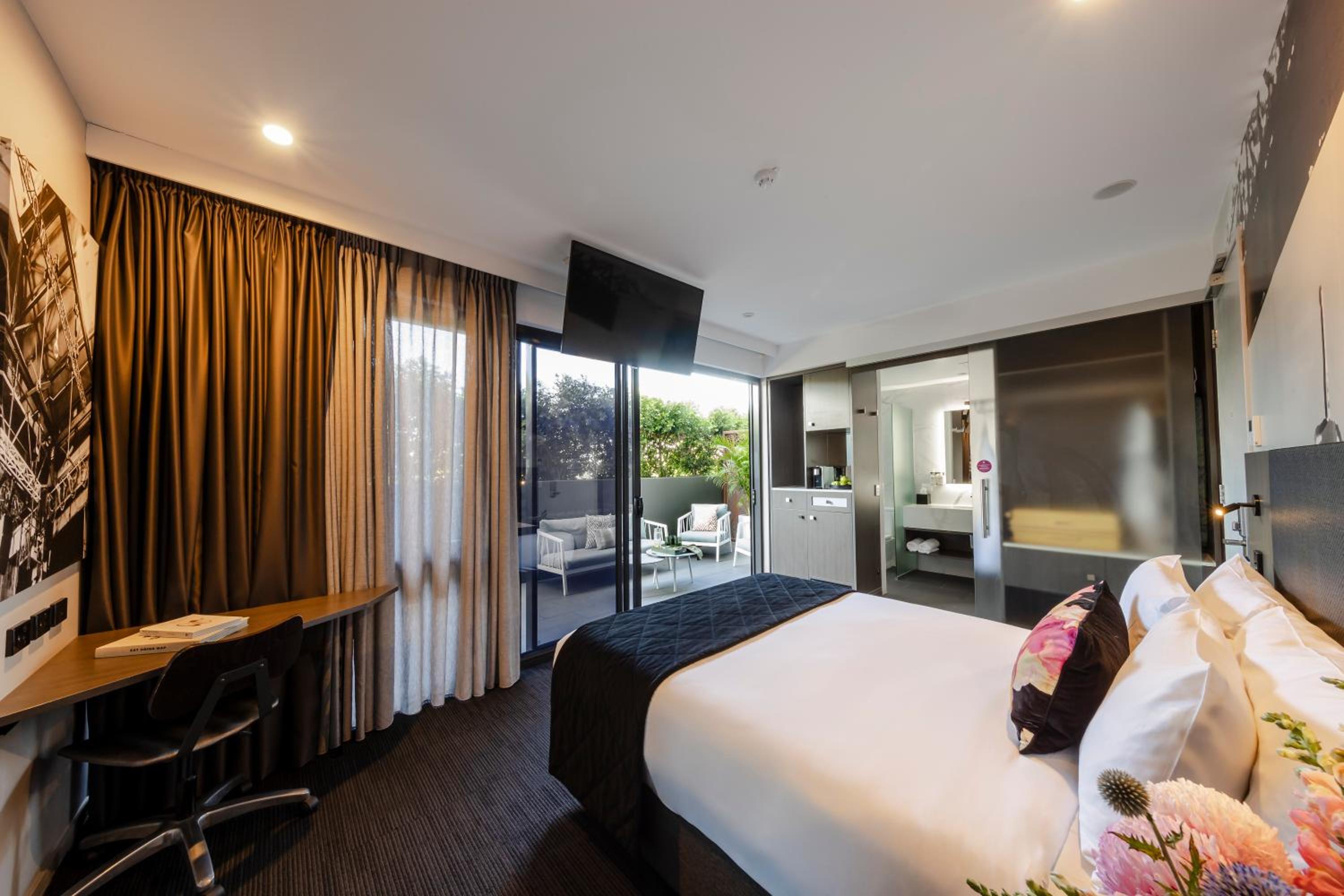 Superior Queen Balcony Room thumbnail 5