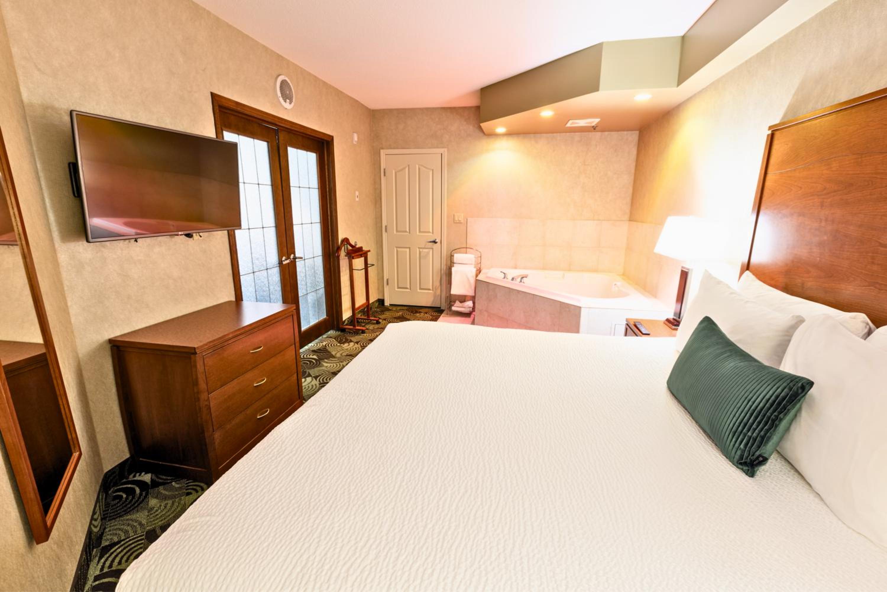 Business Suite with Spa Bath - Photo 1