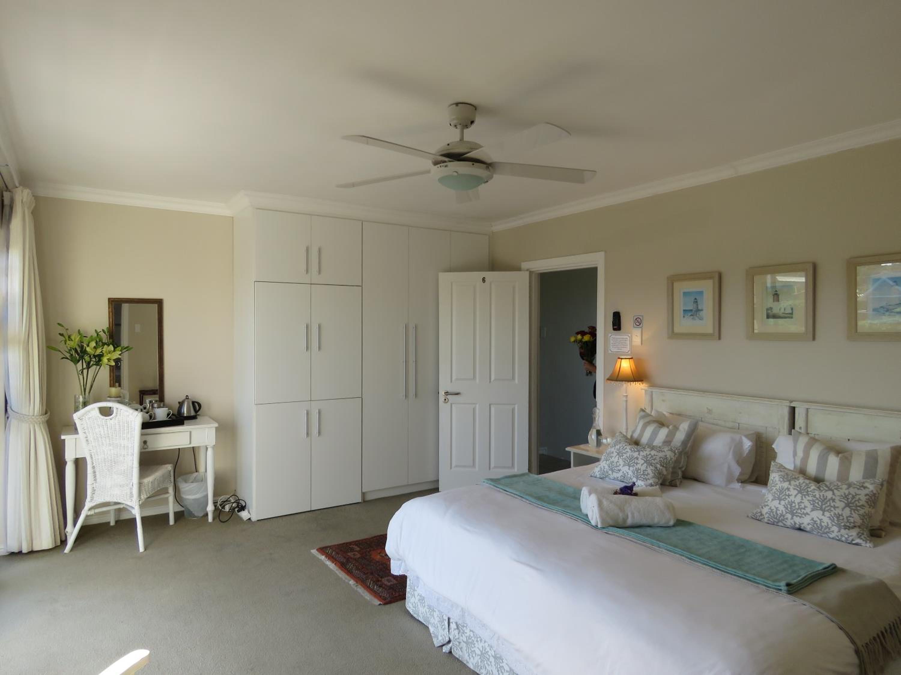 Luxury King or Twin Room with Pool View  photo 3