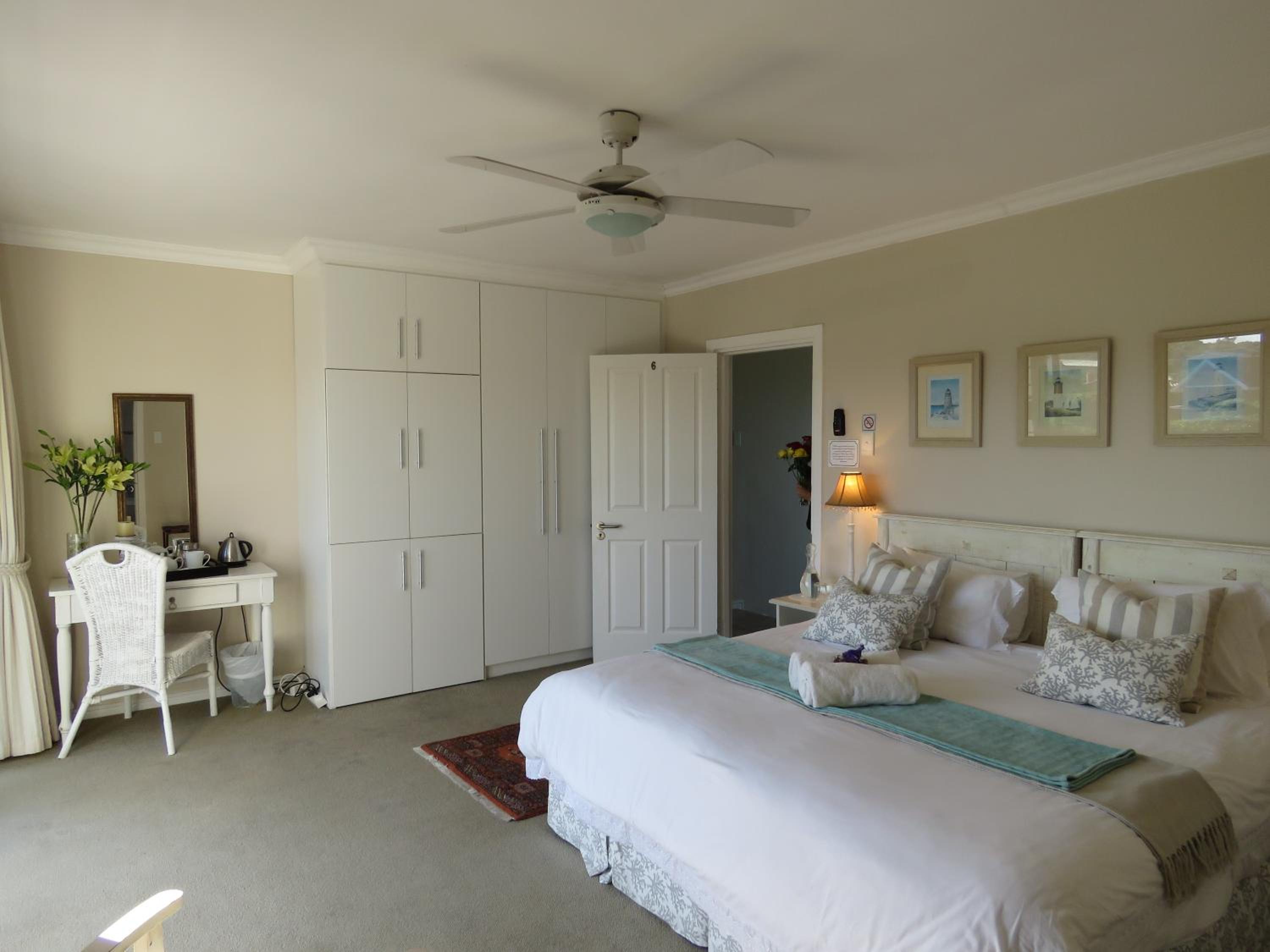 Luxury King or Twin Room with Pool View  photo 2