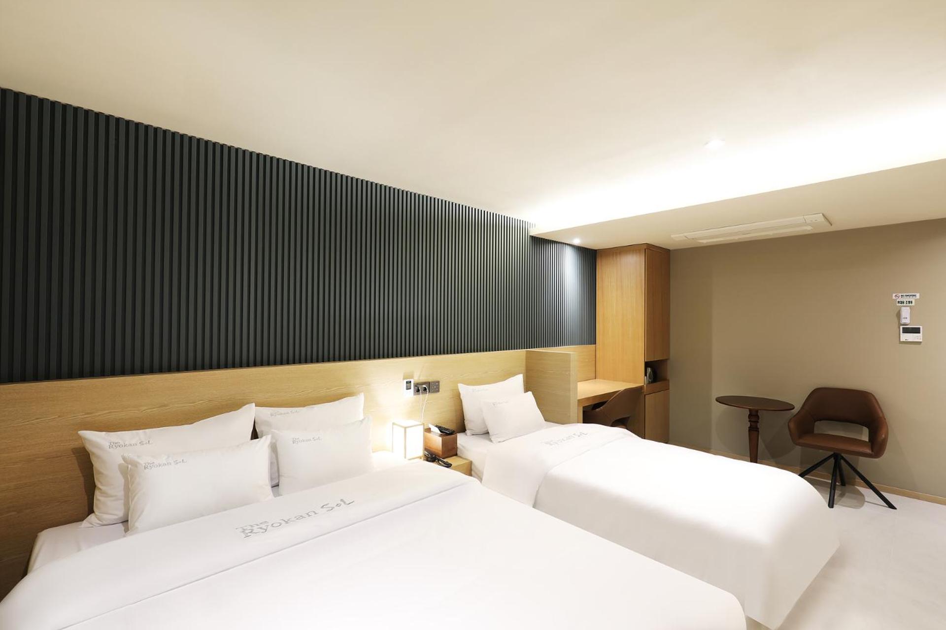 Twin Room - Photo 10