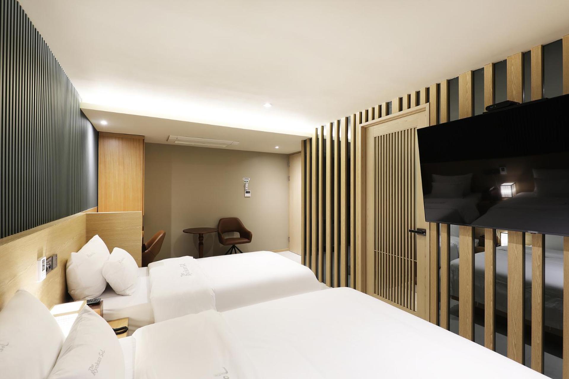 Twin Room - Photo 8