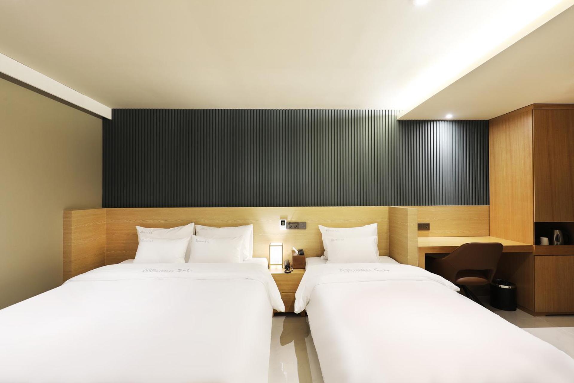 Twin Room - Photo 9