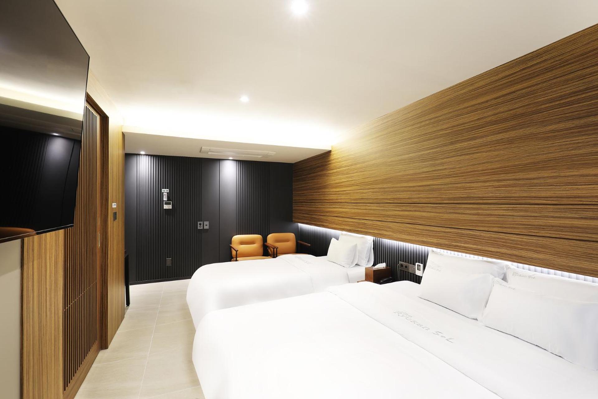 Twin Room - Photo 7