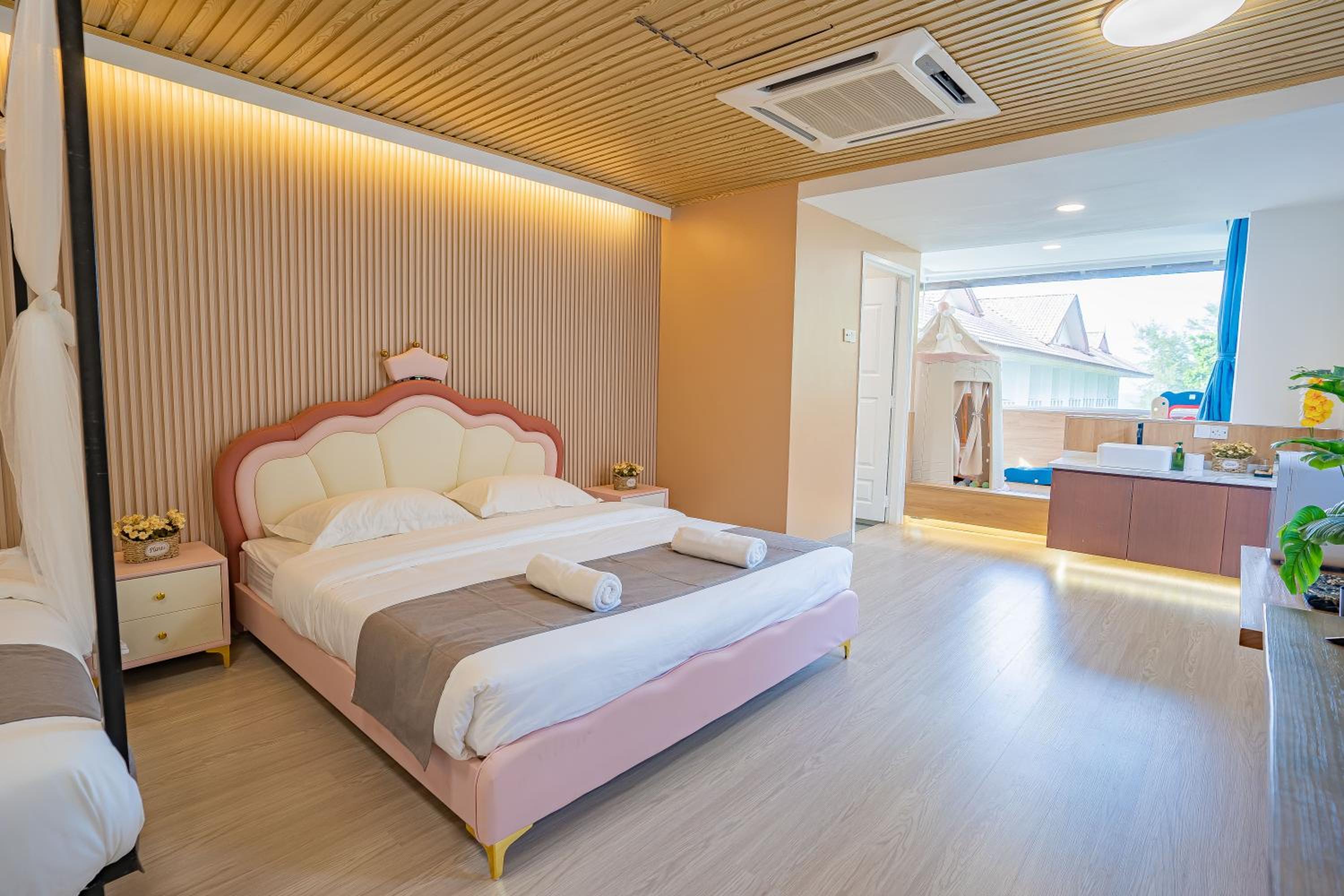 FANTASY MOONLIGHT SUITE - Photo 2