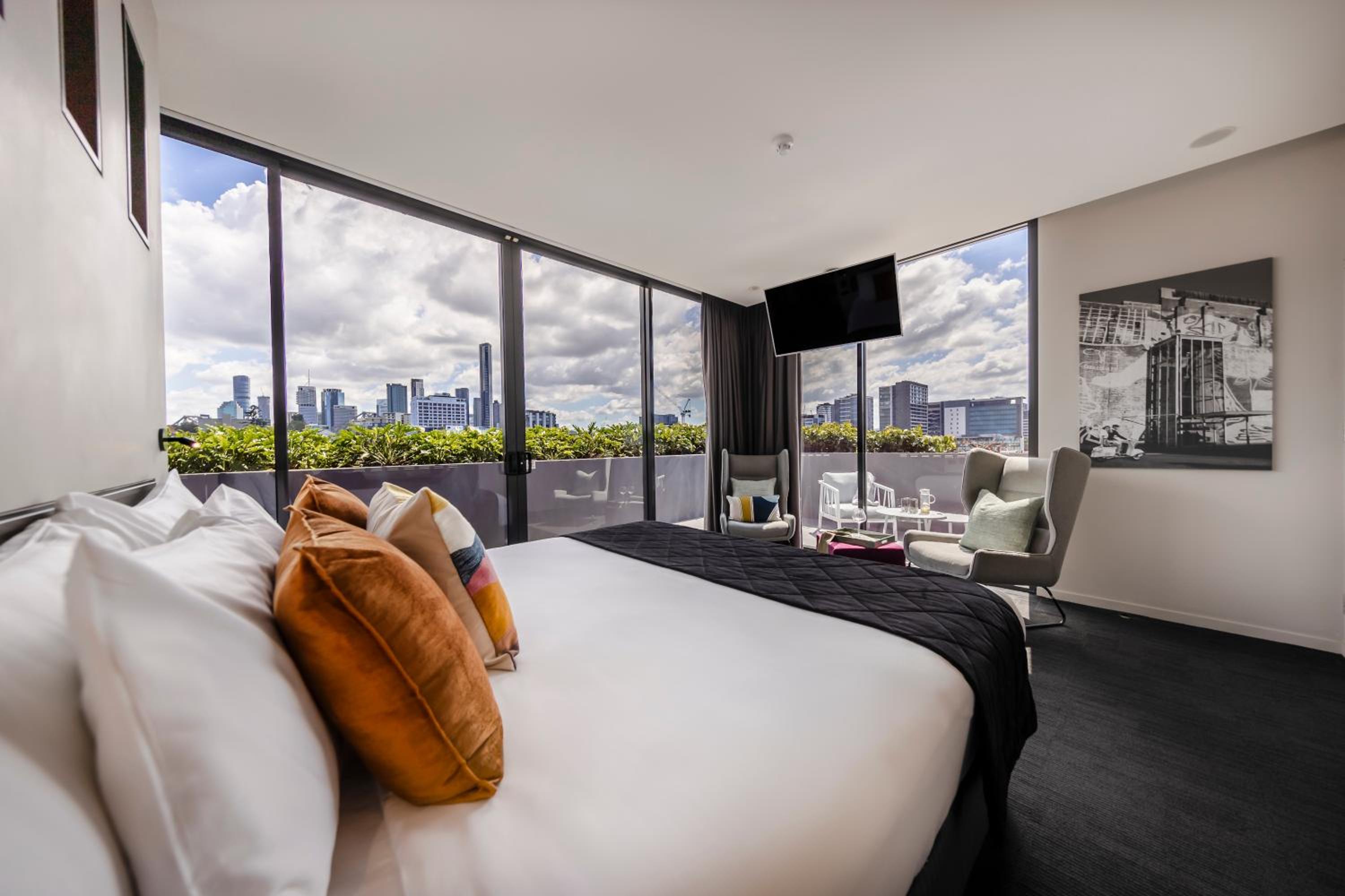 Deluxe King City View Room