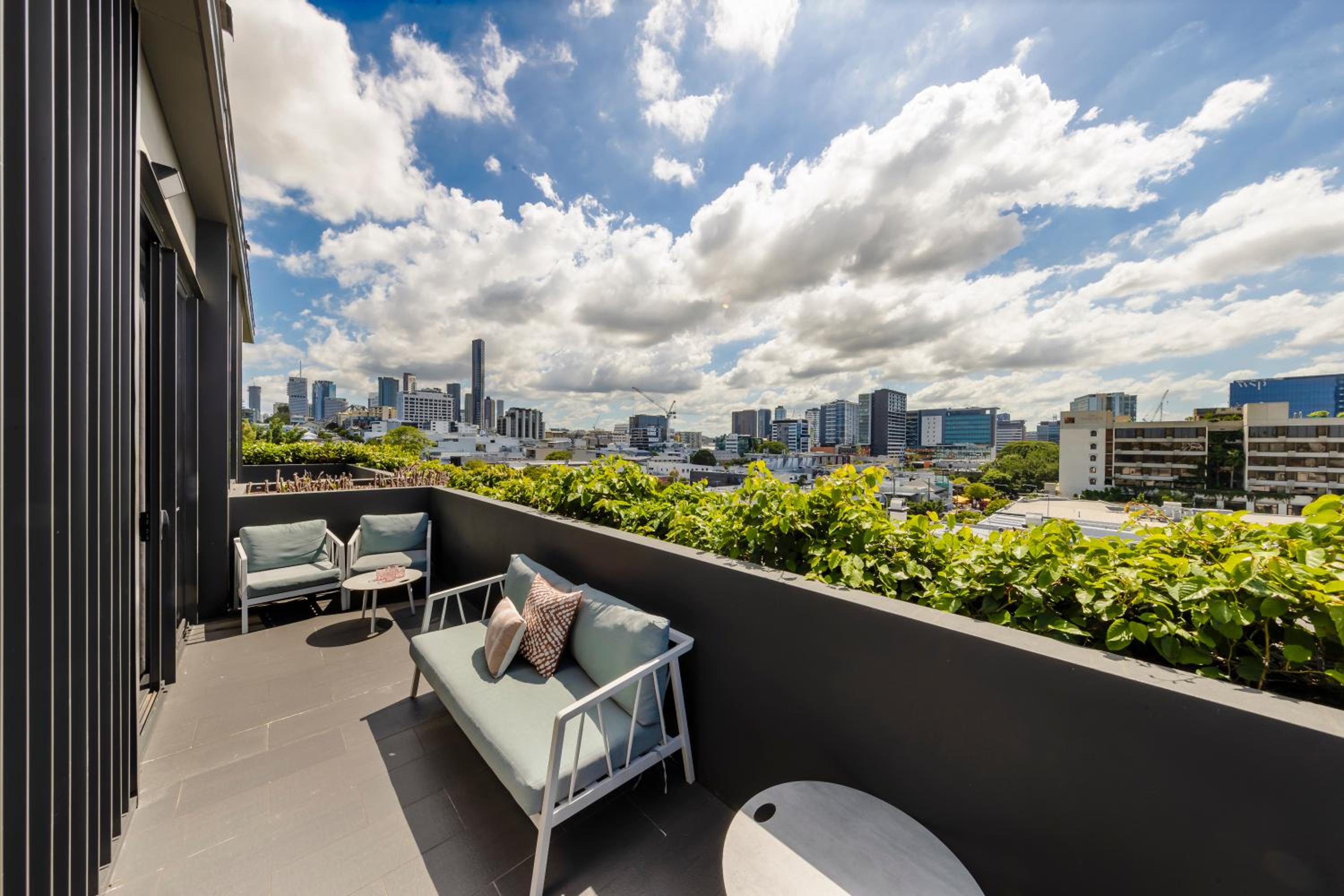 Deluxe King City View Room