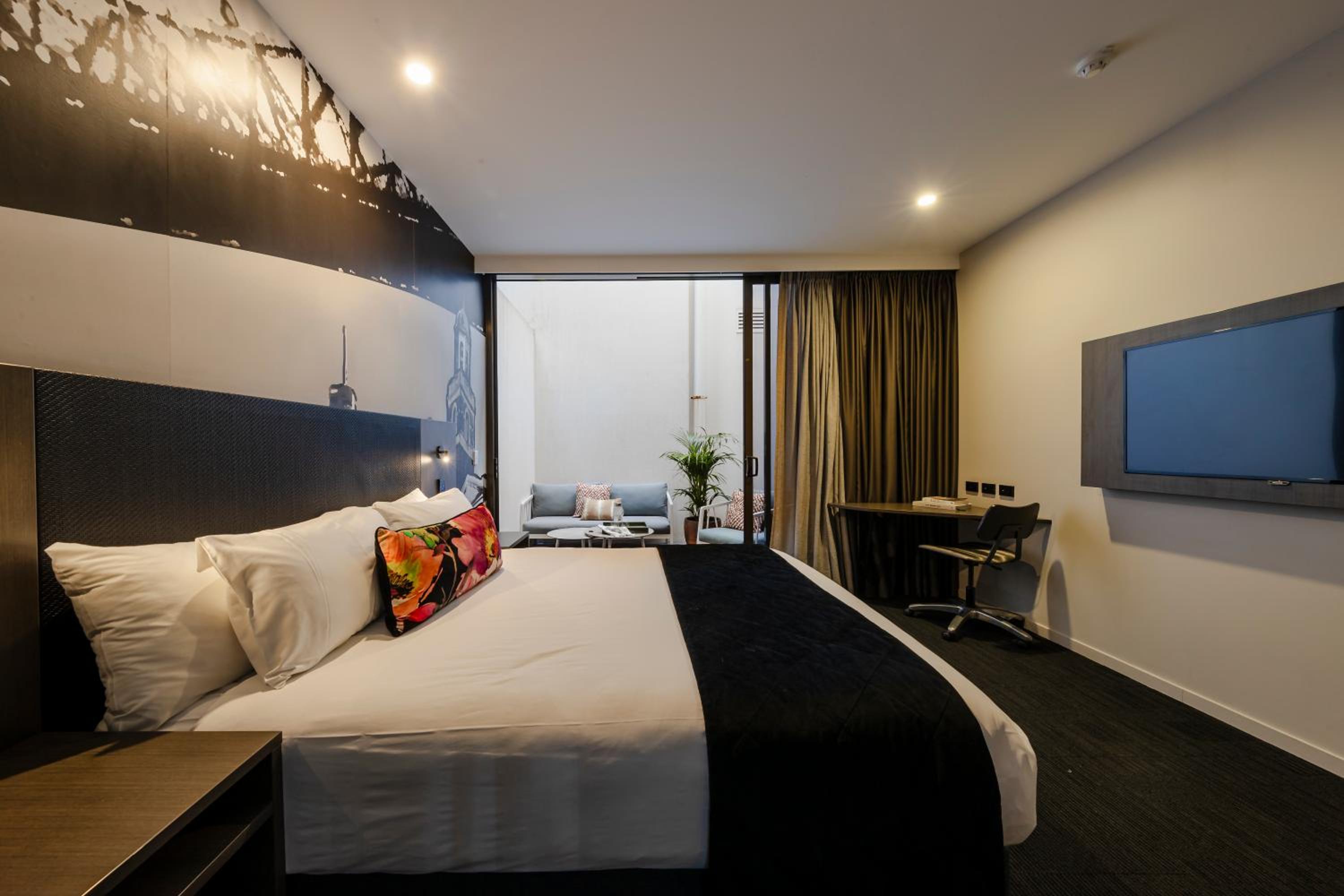 Superior Queen Courtyard Room