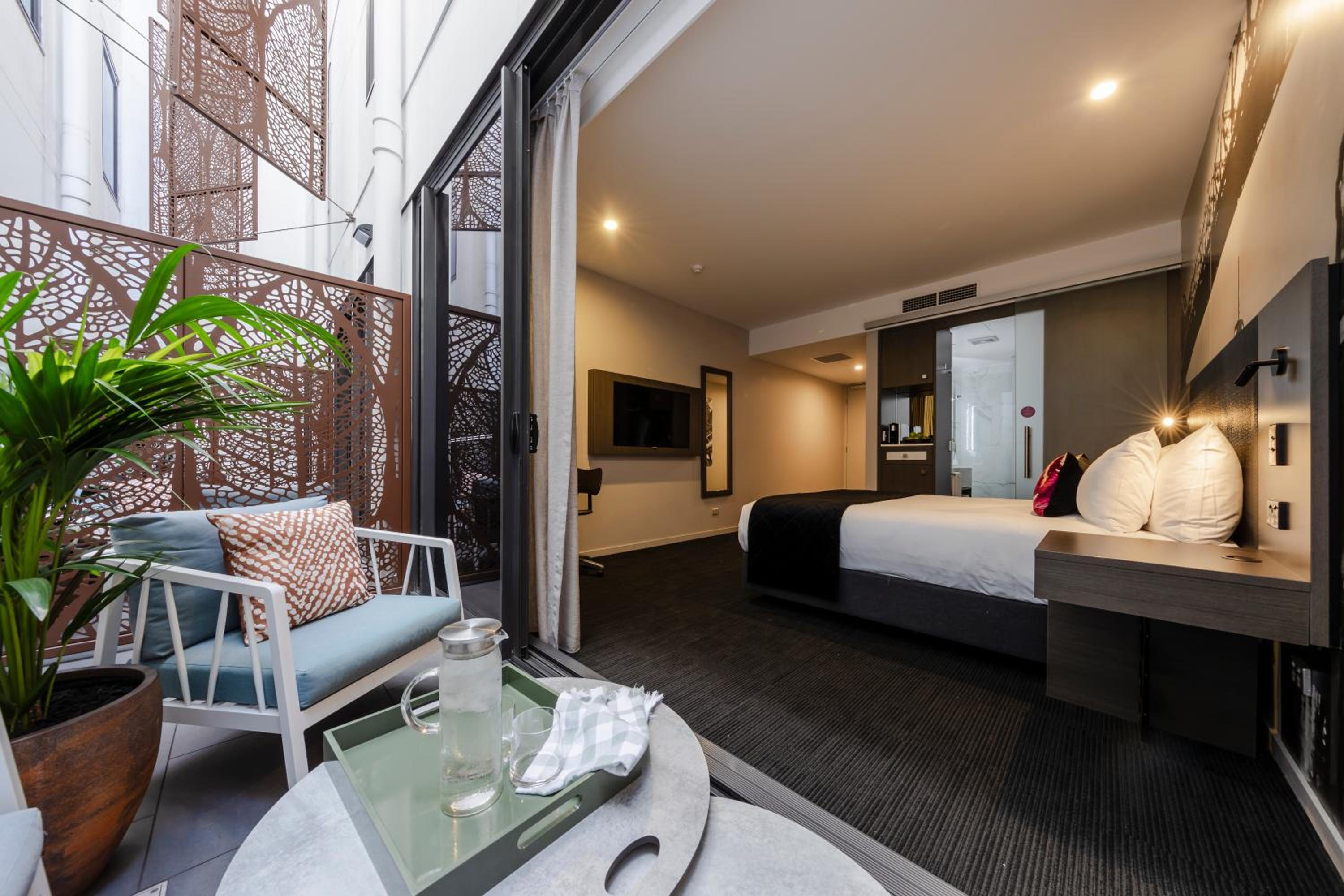 Superior Queen Courtyard Room
