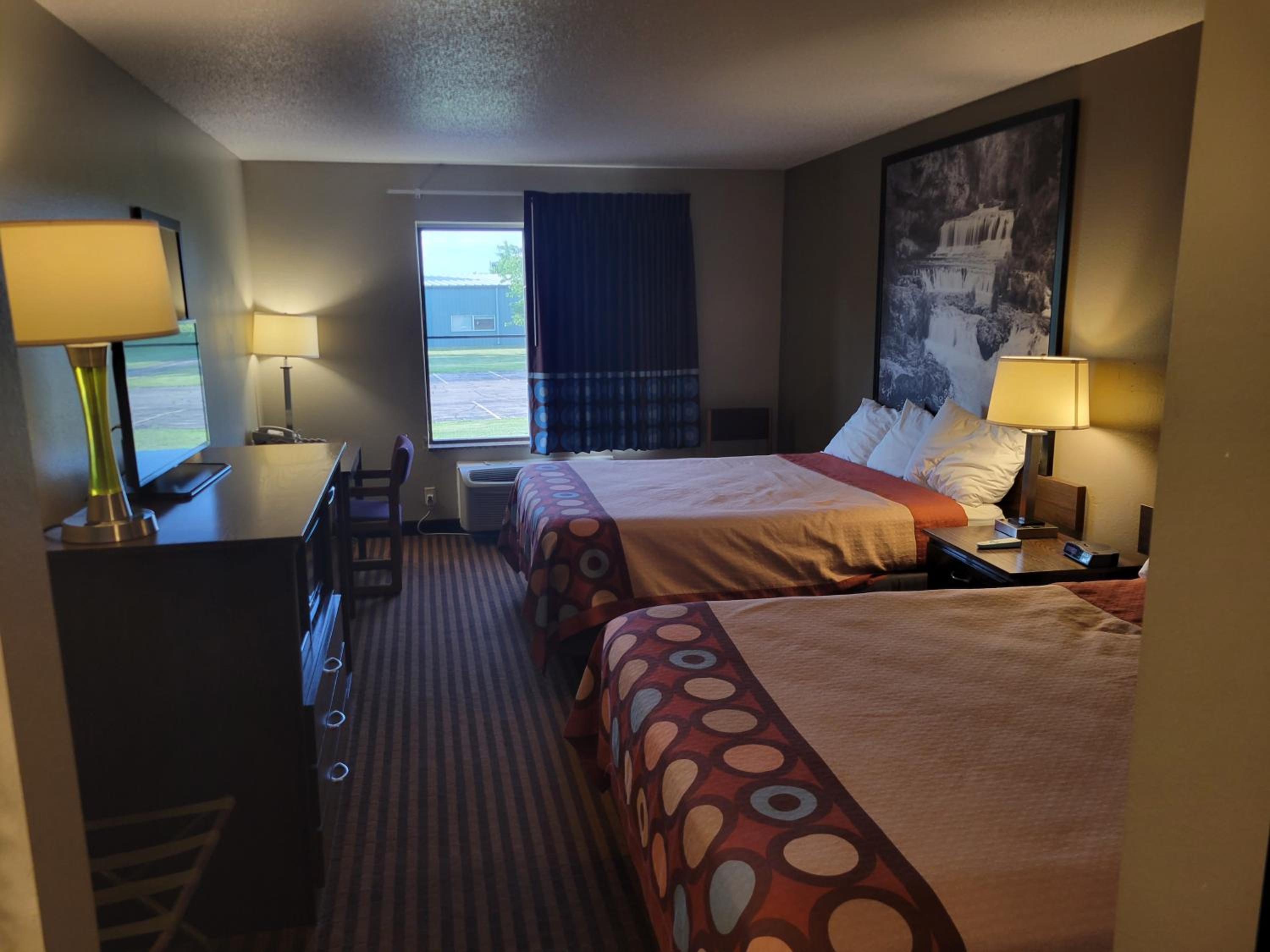 Queen Room with Two Queen Beds - Non-Smoking - Photo 1