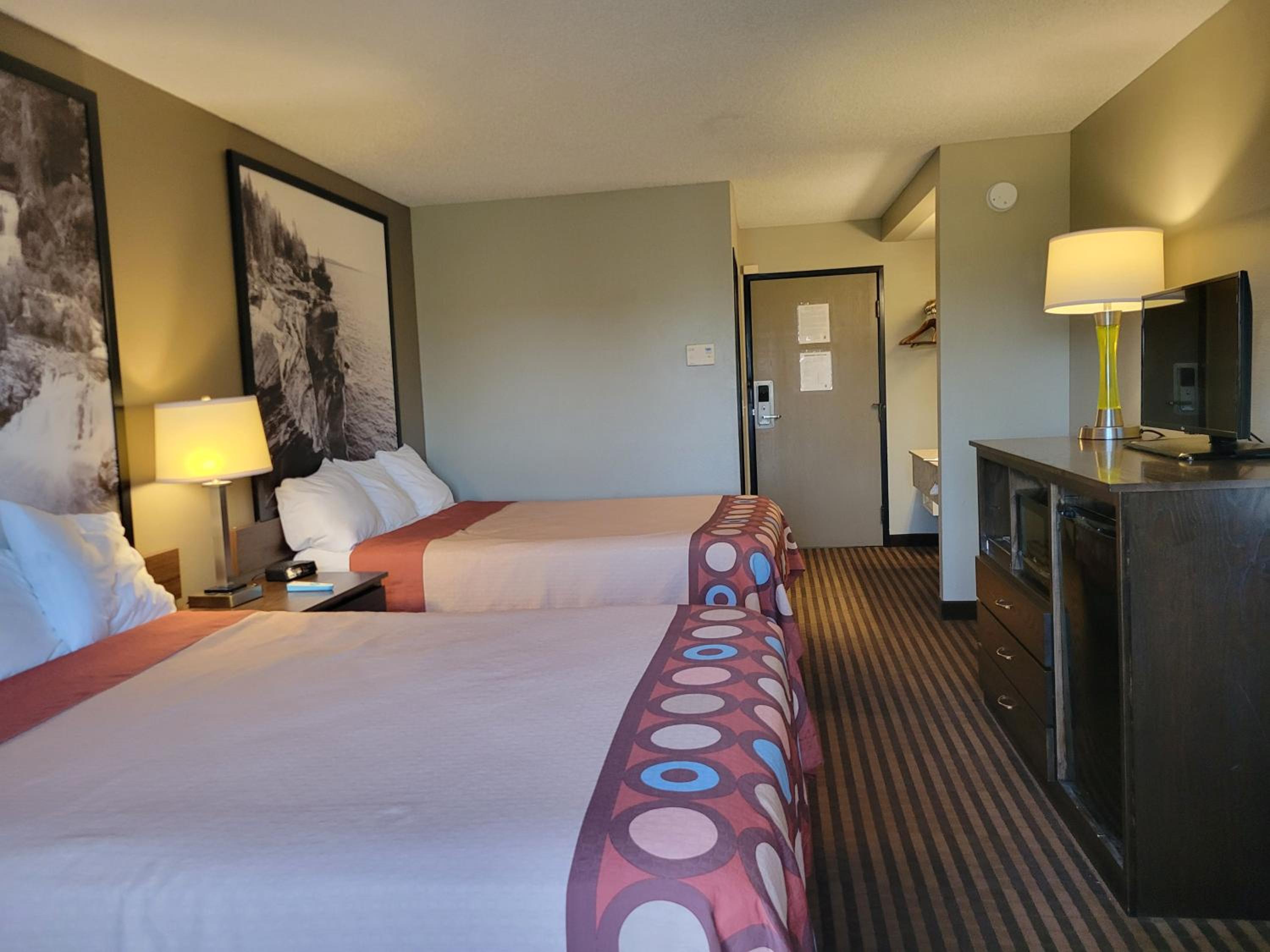 Queen Room with Two Queen Beds - Non-Smoking - Photo 5