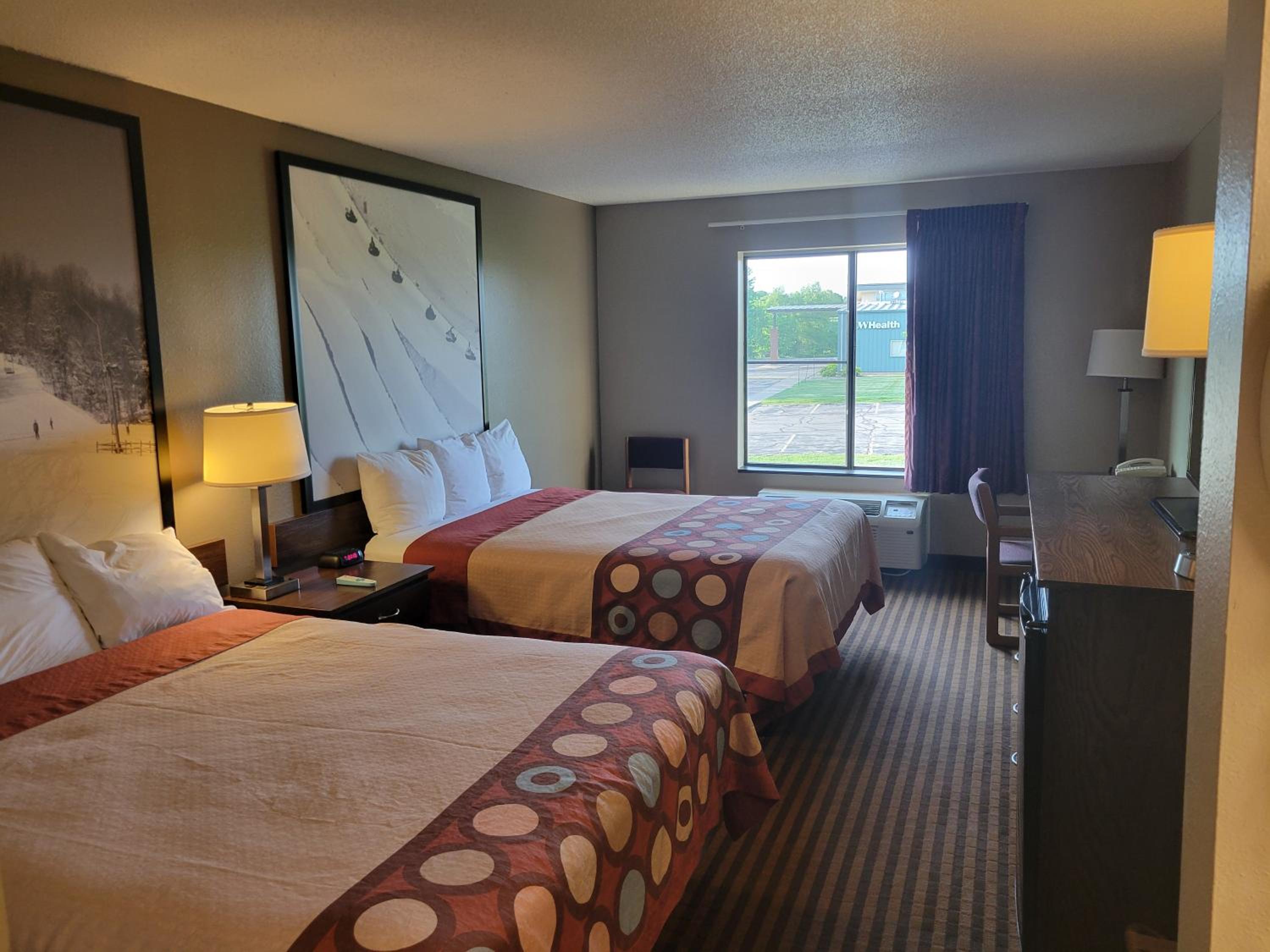 Queen Room with Two Queen Beds - Non-Smoking - Photo 4