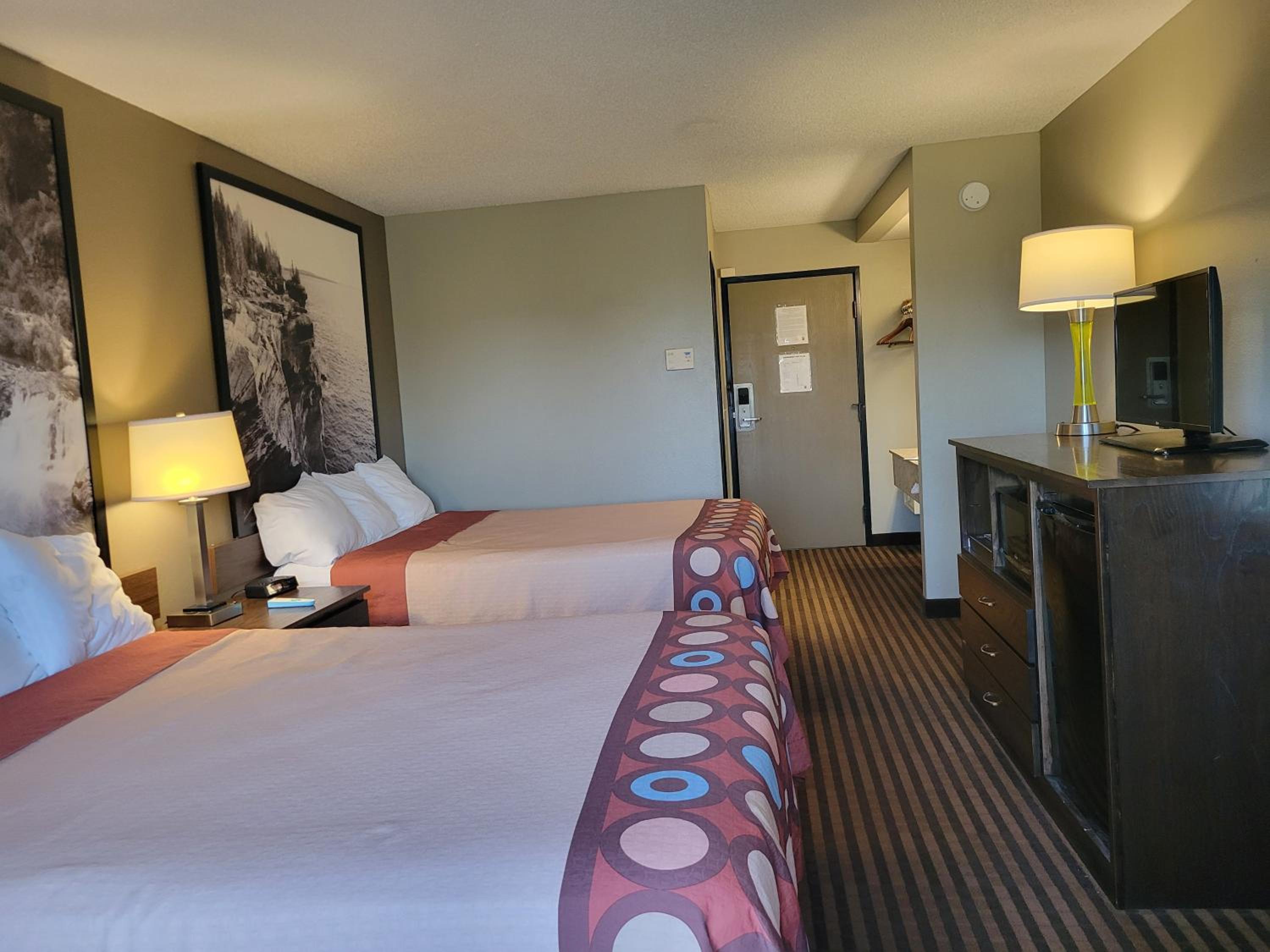 Queen Room with Two Queen Beds - Non-Smoking - Photo 3