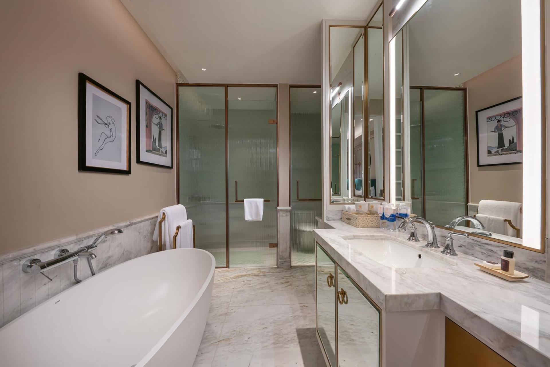 Deluxe King Room - Photo 2