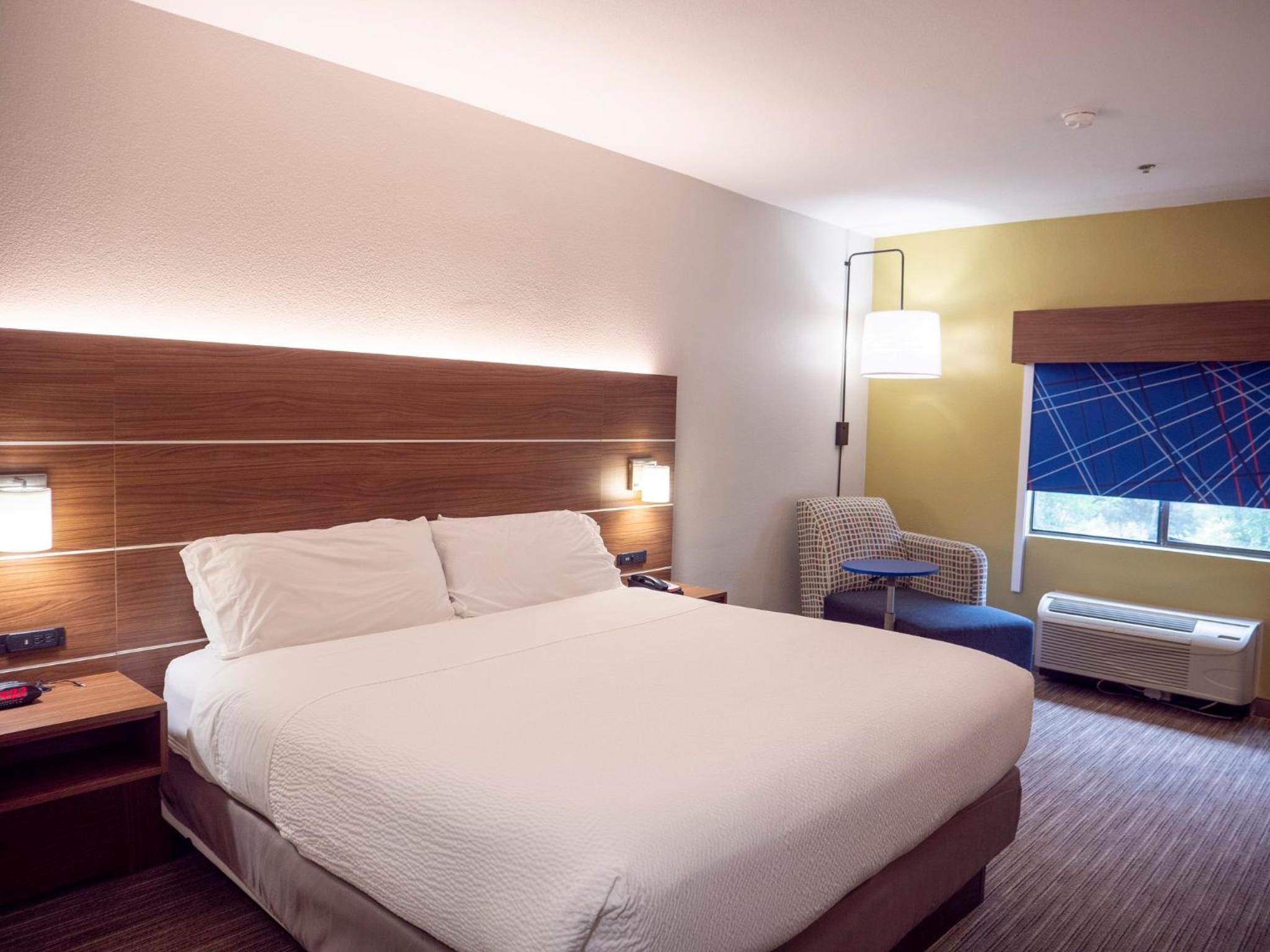 Standard King Room - Photo 7