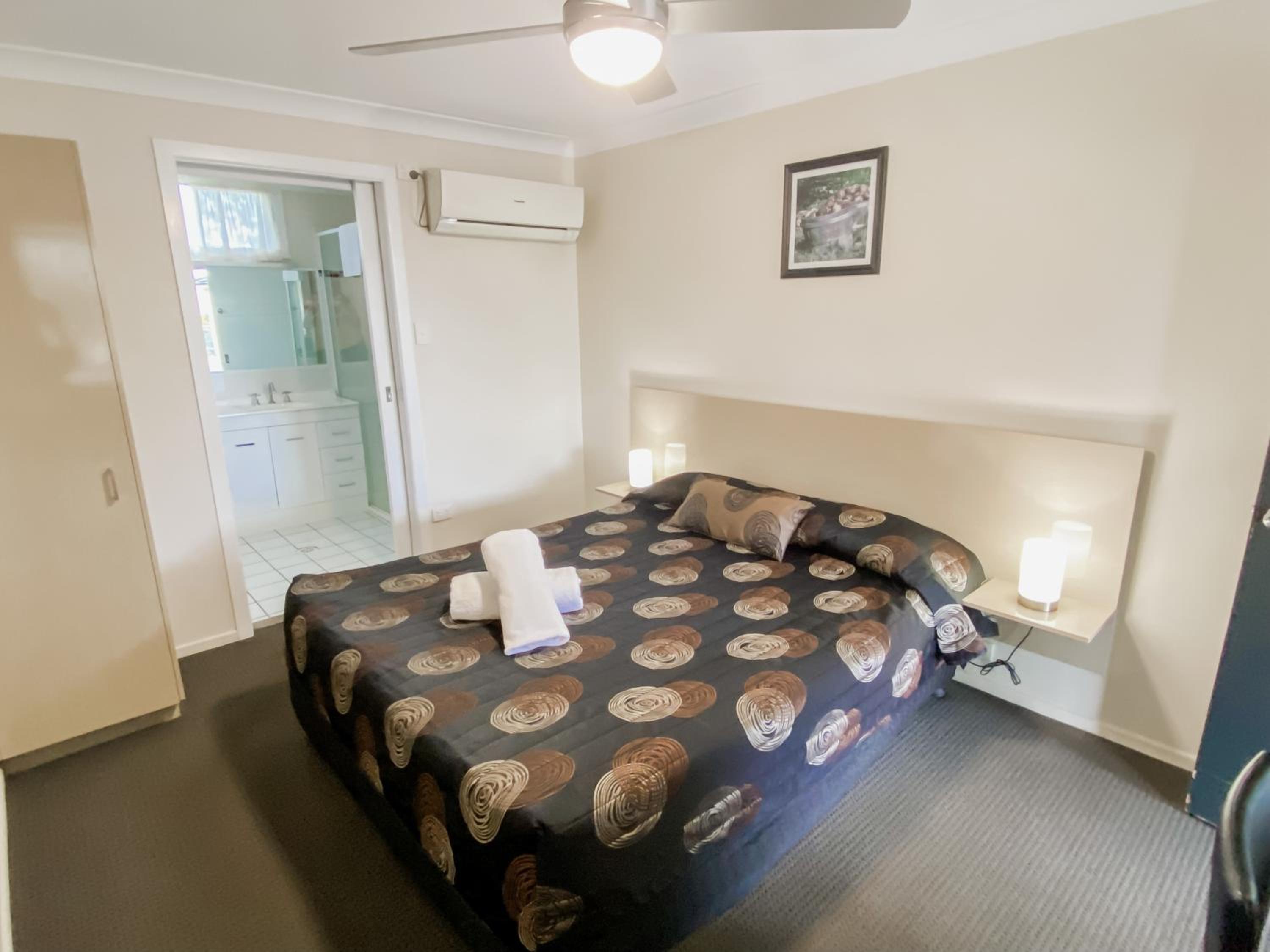 Queen Room - Photo 16