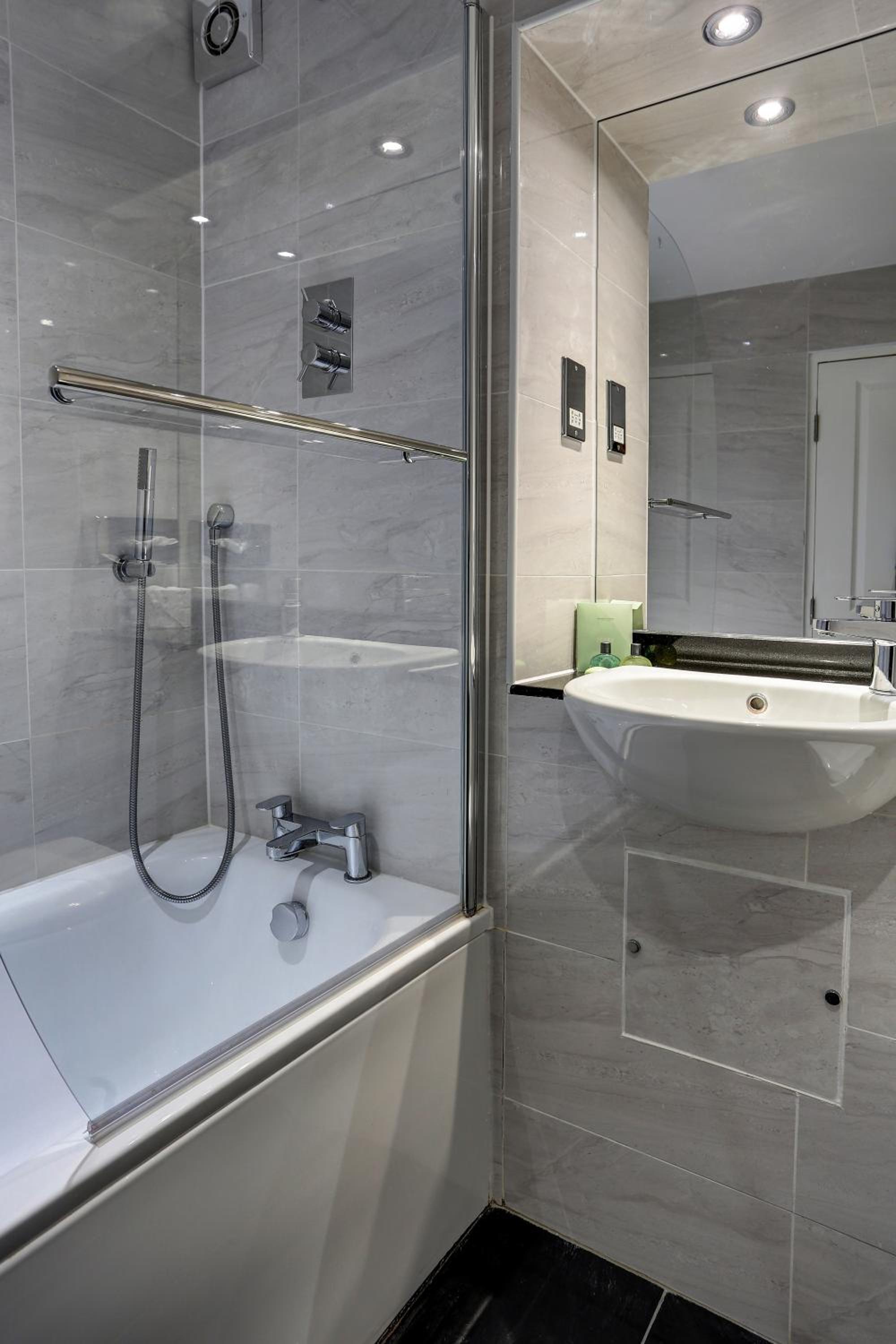 Standard Twin Room - Photo 4