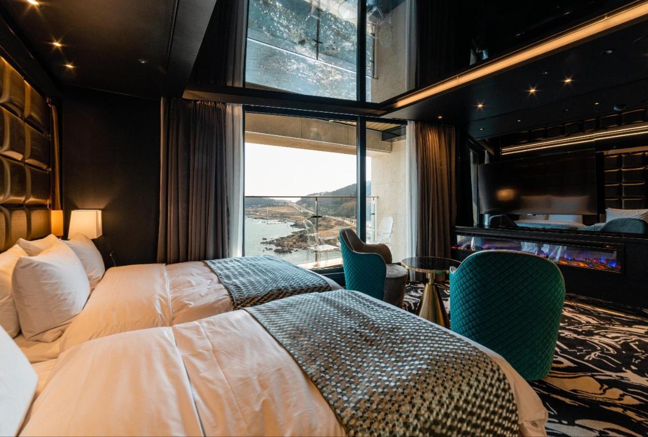 Family Room with Sea View - Photo 1