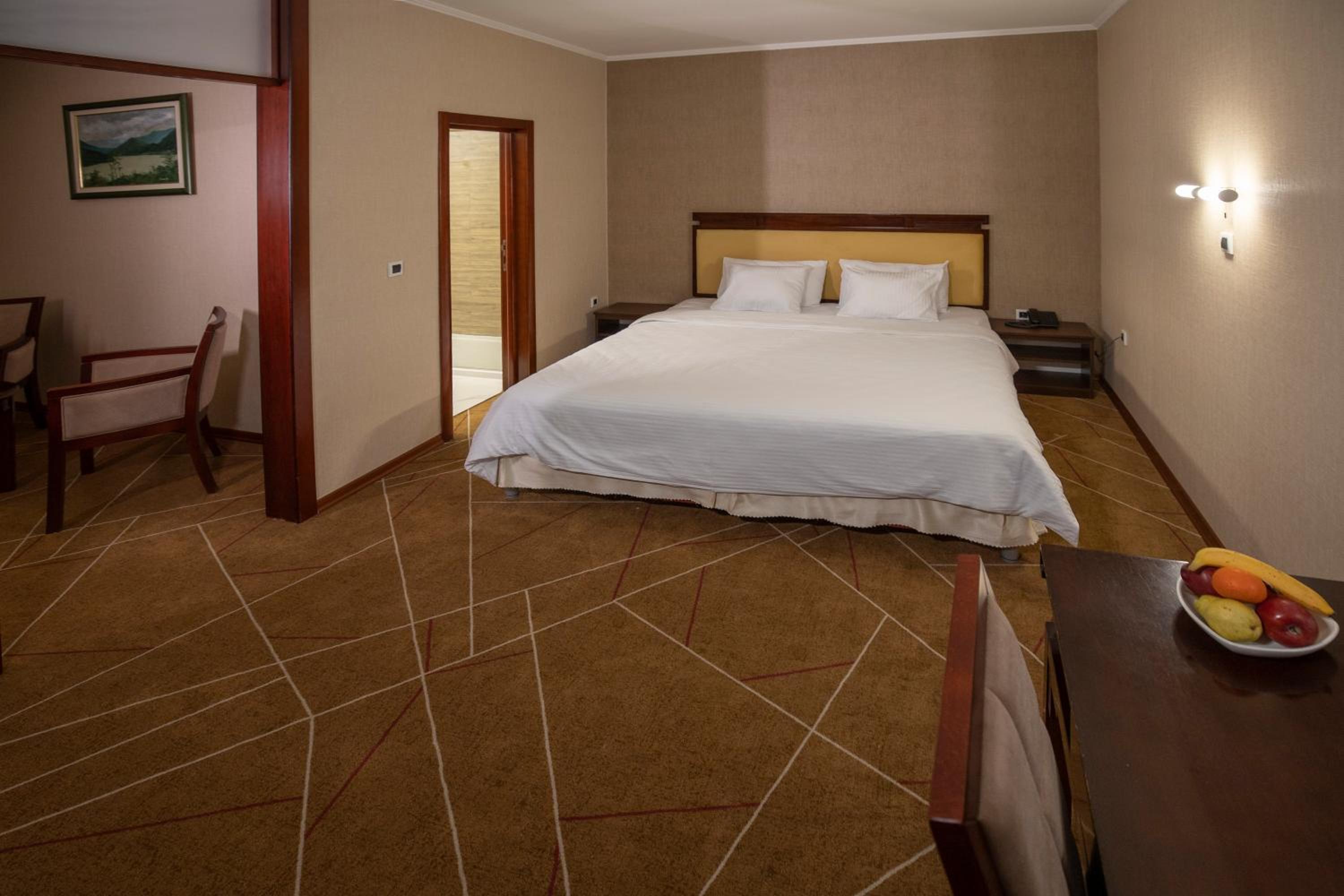 Deluxe Queen Suite with Complementary SPA