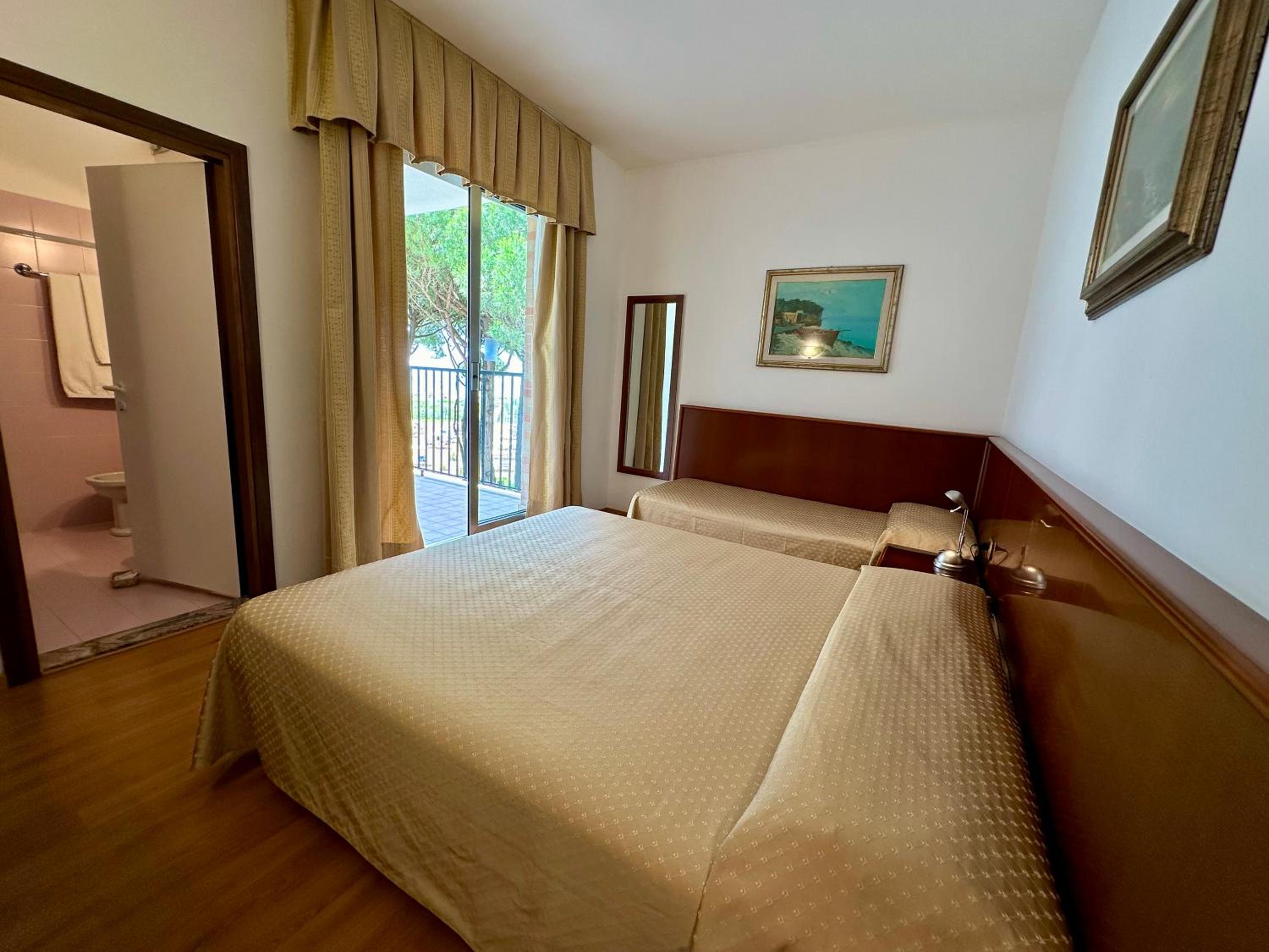 Family Room with Balcony (2 Adults + 1 Child) - Photo 3