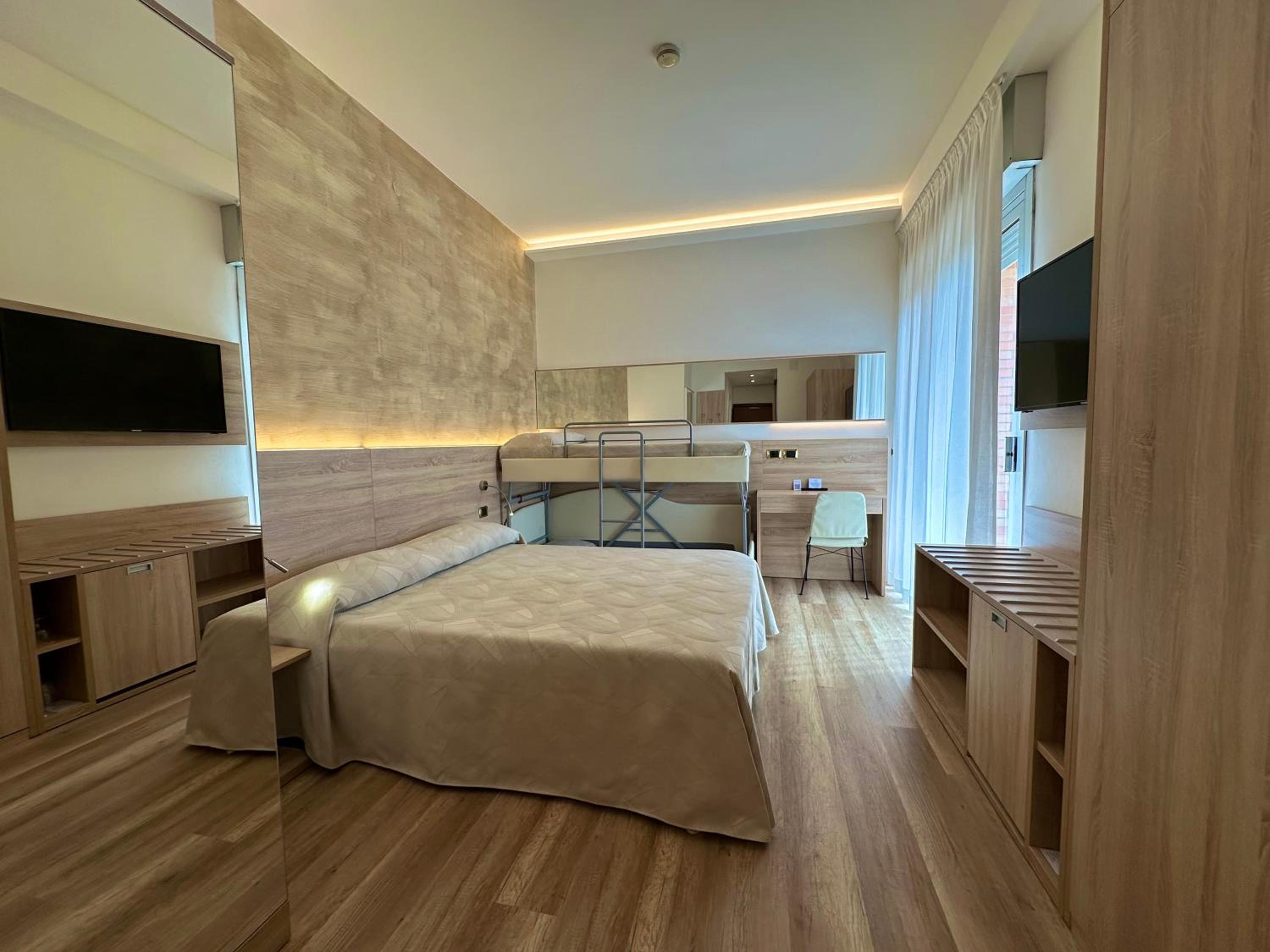 Superior Family Room (2 Adults + 2 Children) - Photo 1
