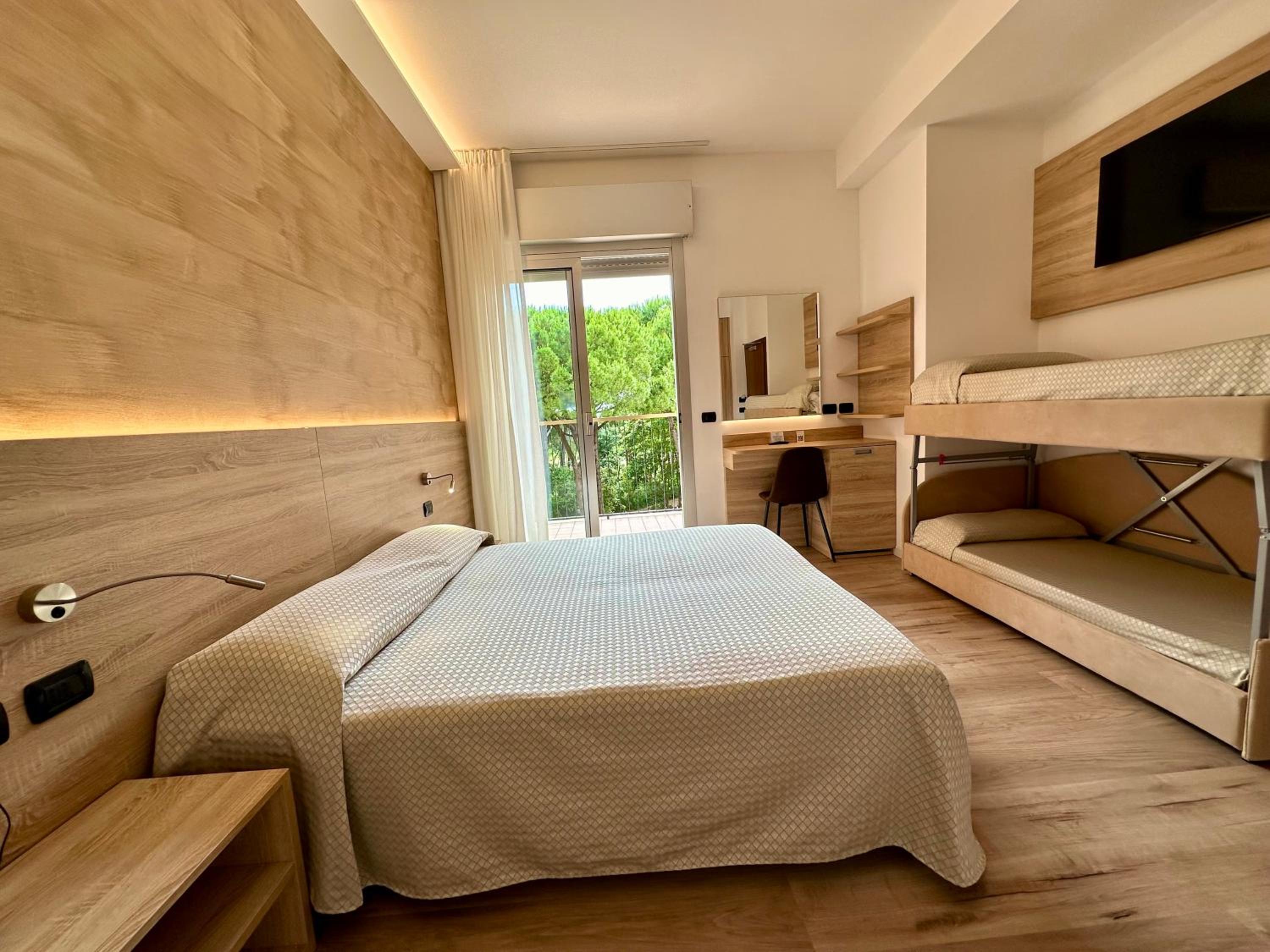 Premium Quadruple Room - Photo 1