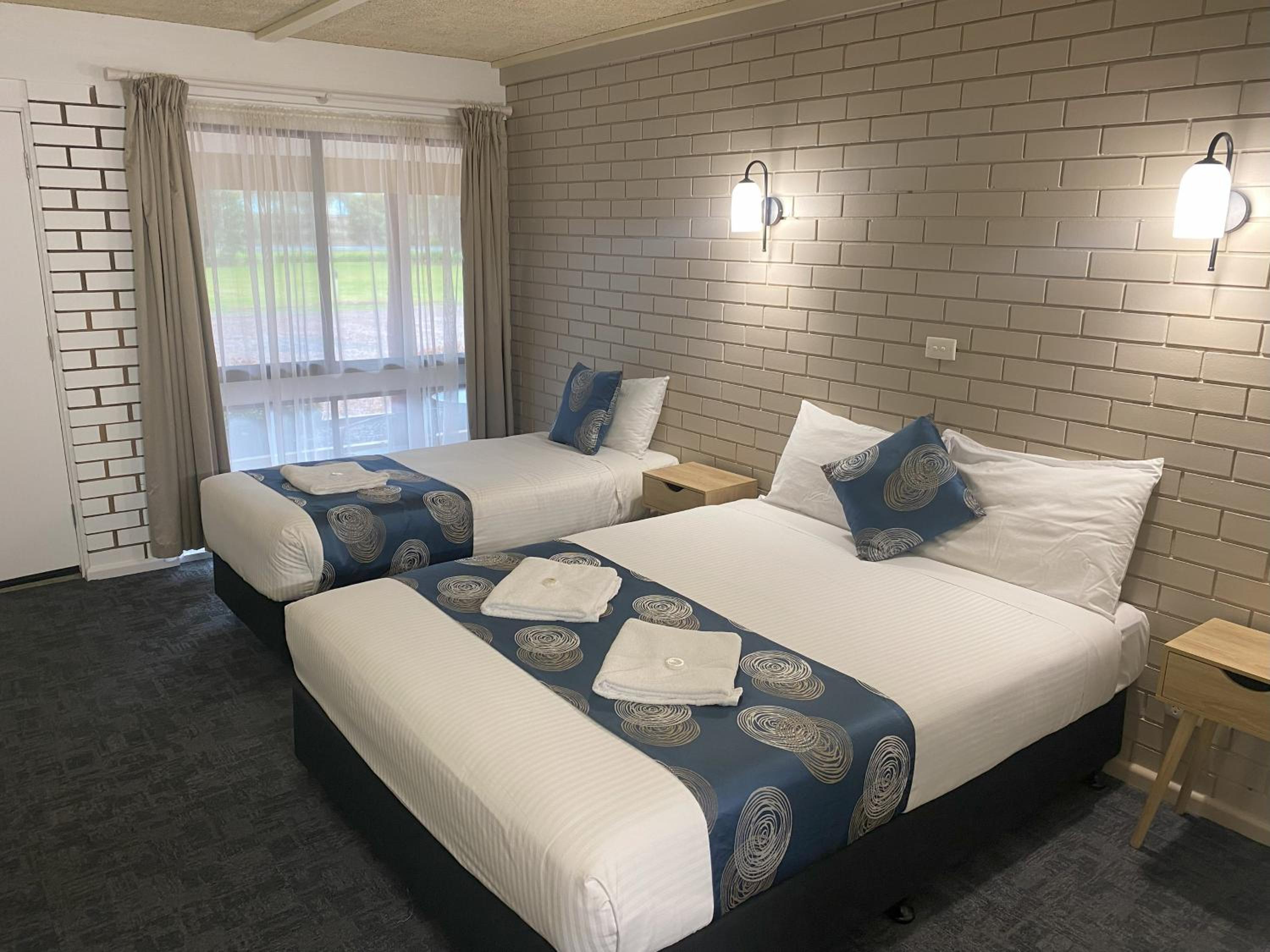 Small Twin Room - Photo 3