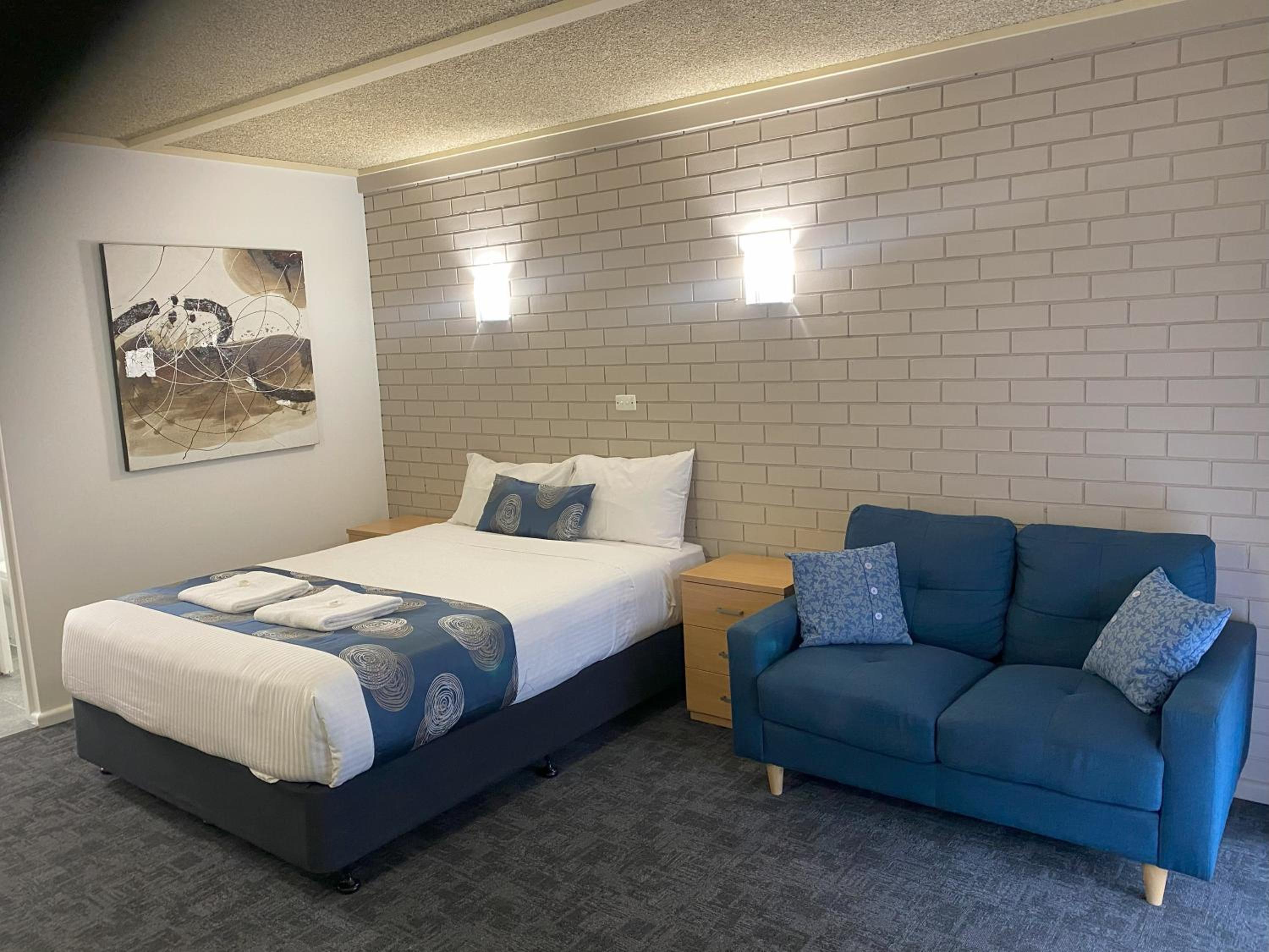 Queen Room photo 2
