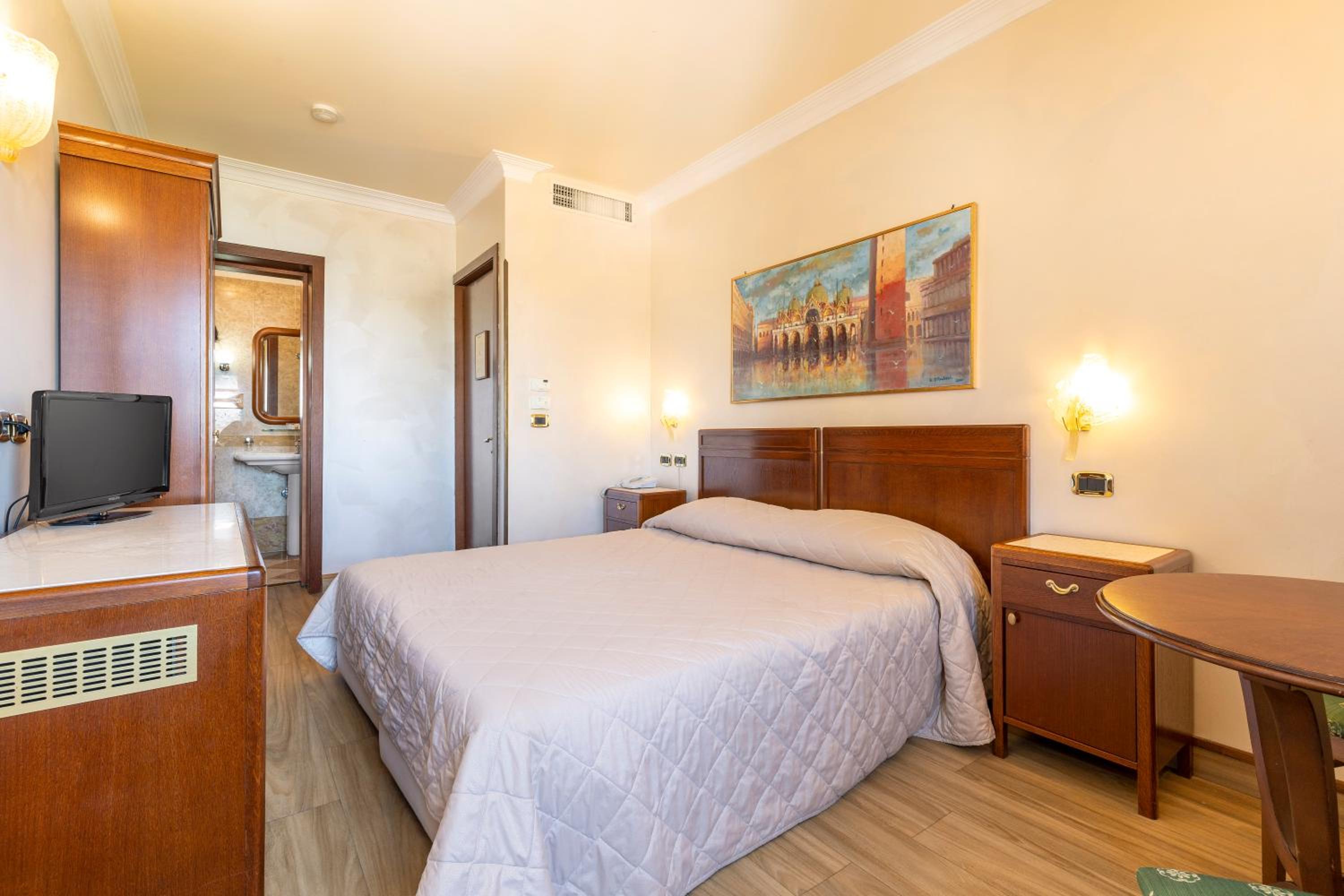 Double or Twin Room - Photo 4