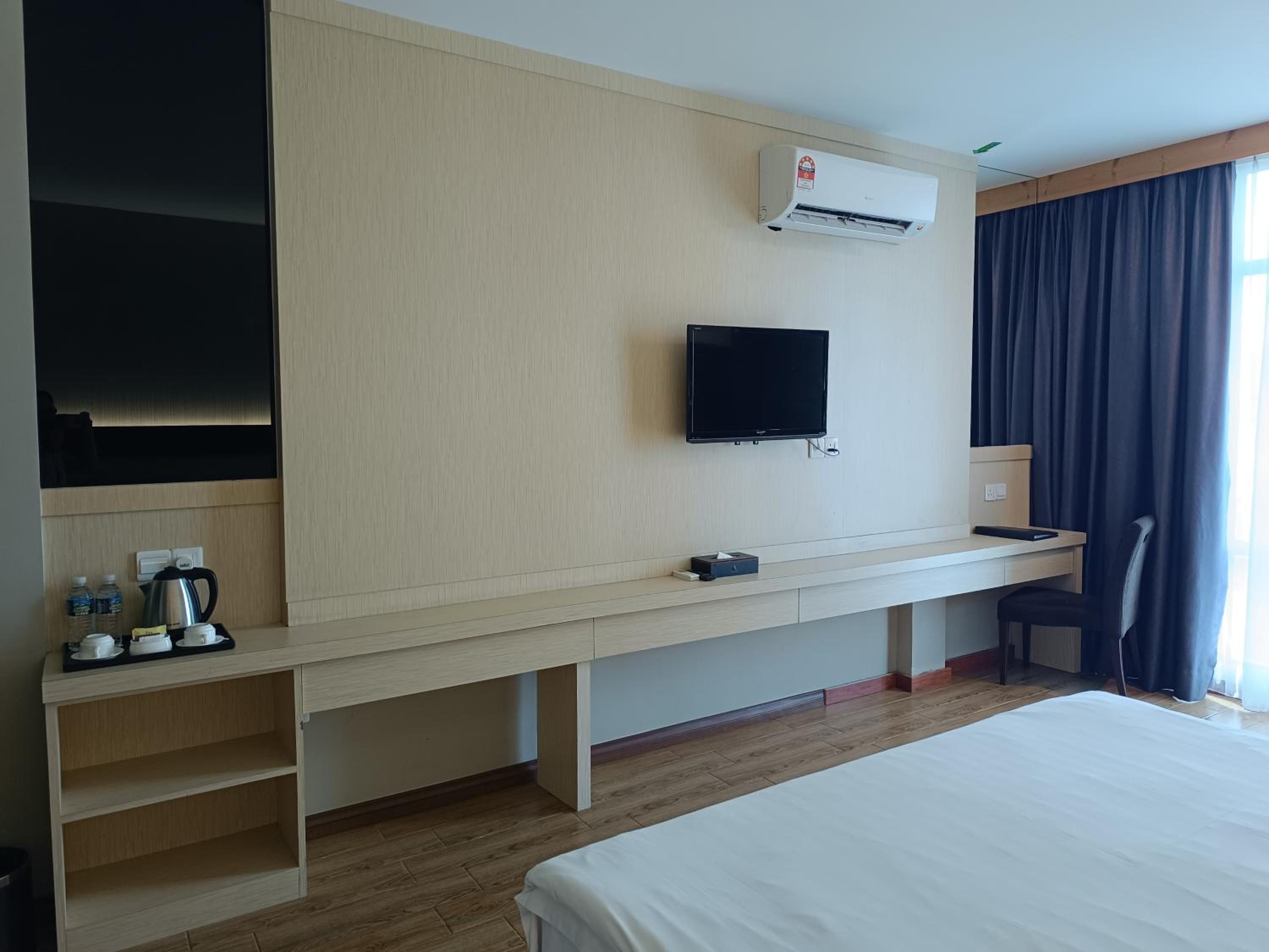 Deluxe King Room - Photo 2