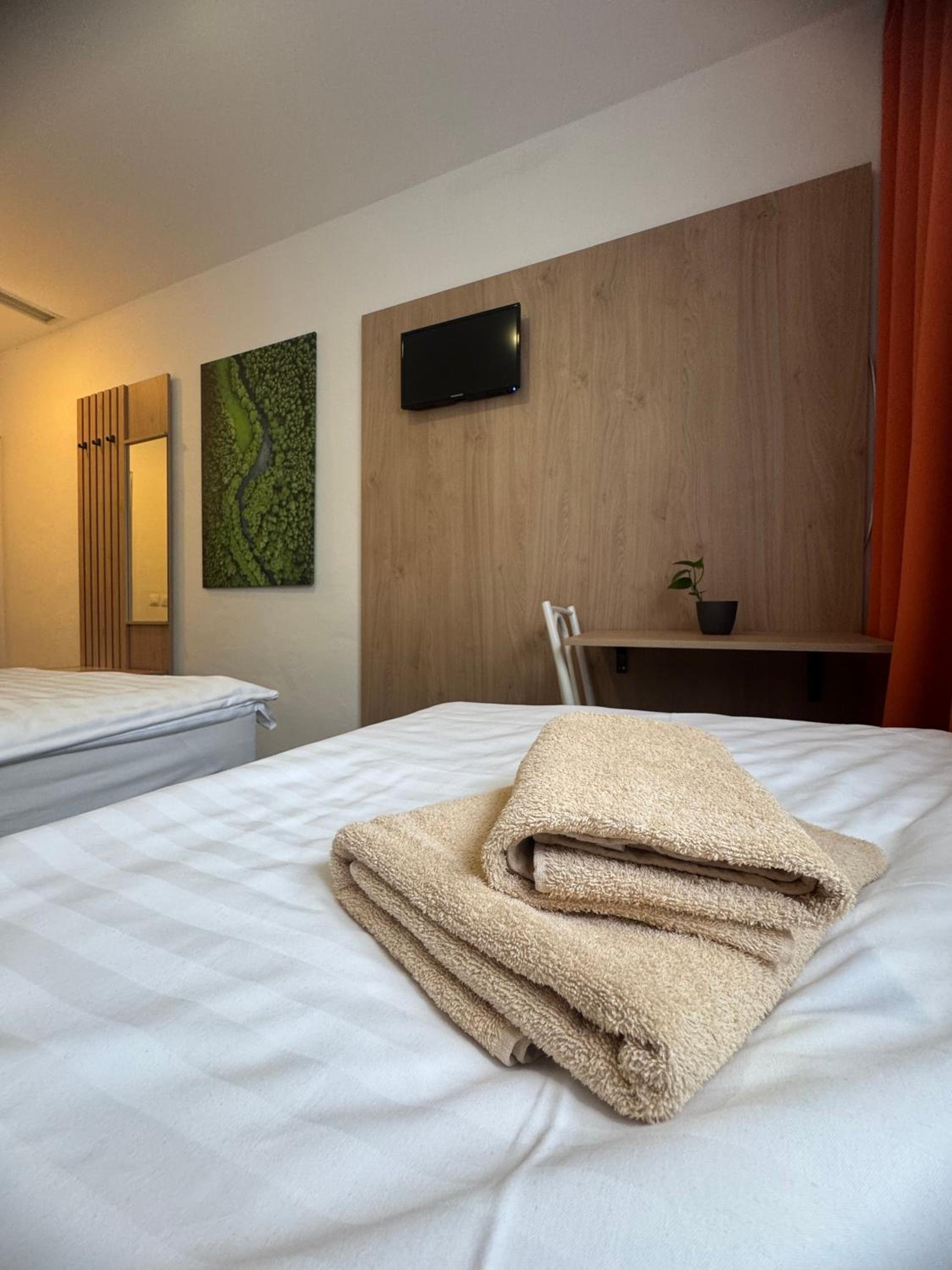 Standard Twin Room - Photo 9