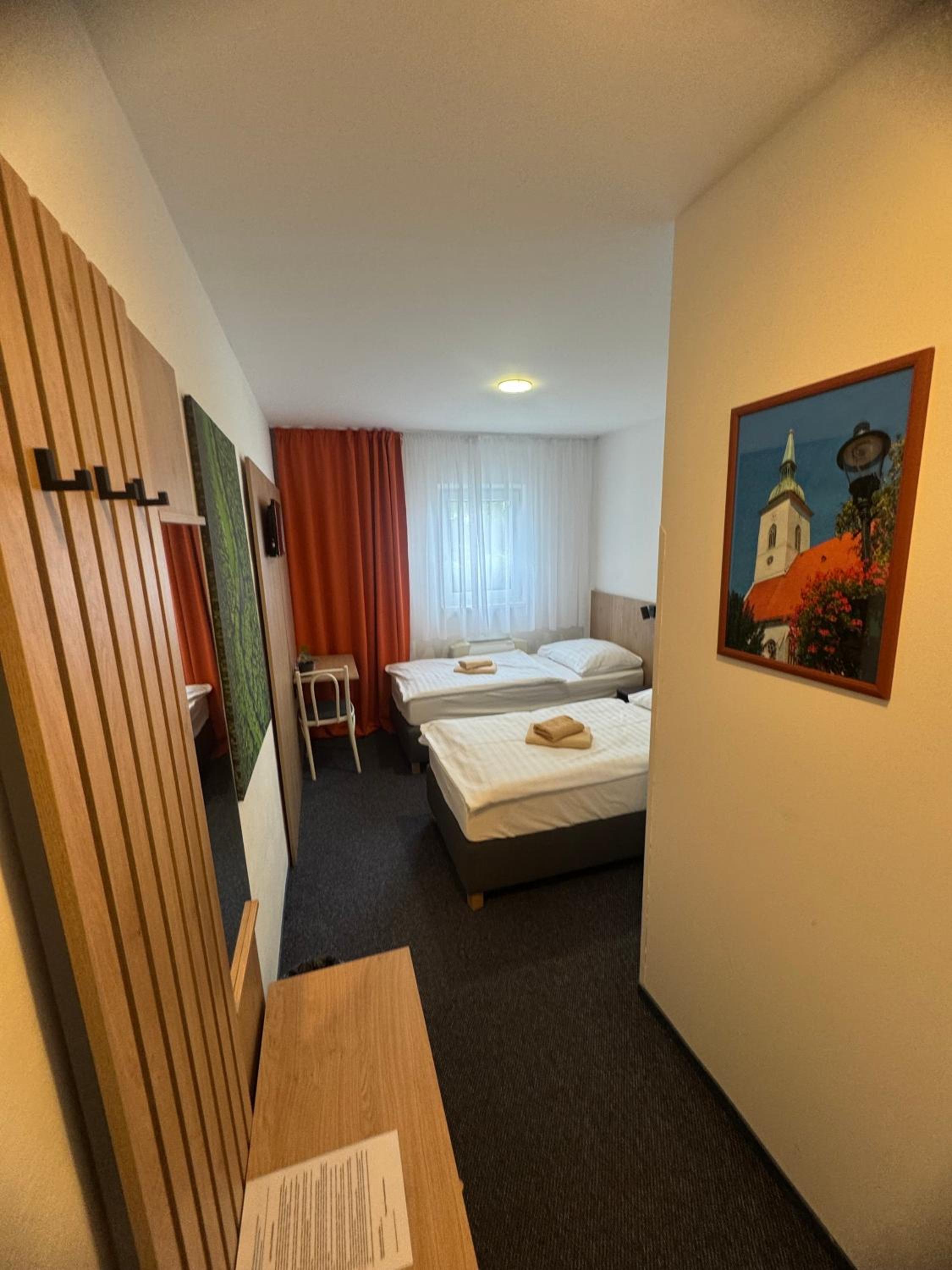 Standard Twin Room - Photo 1