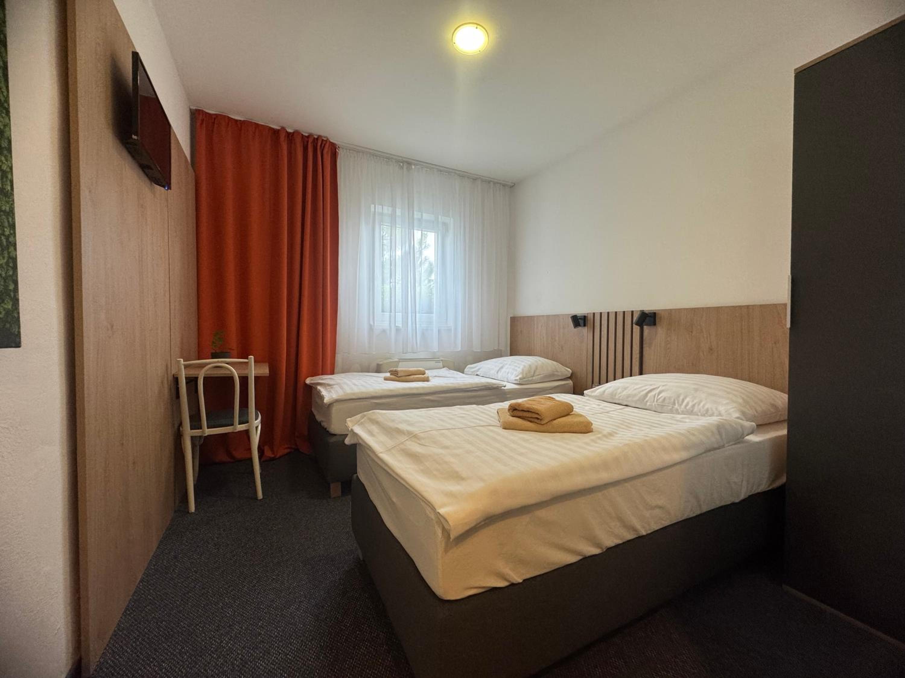 Standard Twin Room - Photo 5