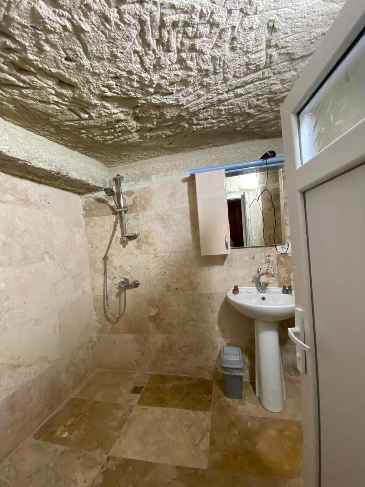 Double Room with Garden View - Photo 3
