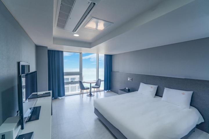 Swimming pool PKG for 2 people - Deluxe King Room with Sea View