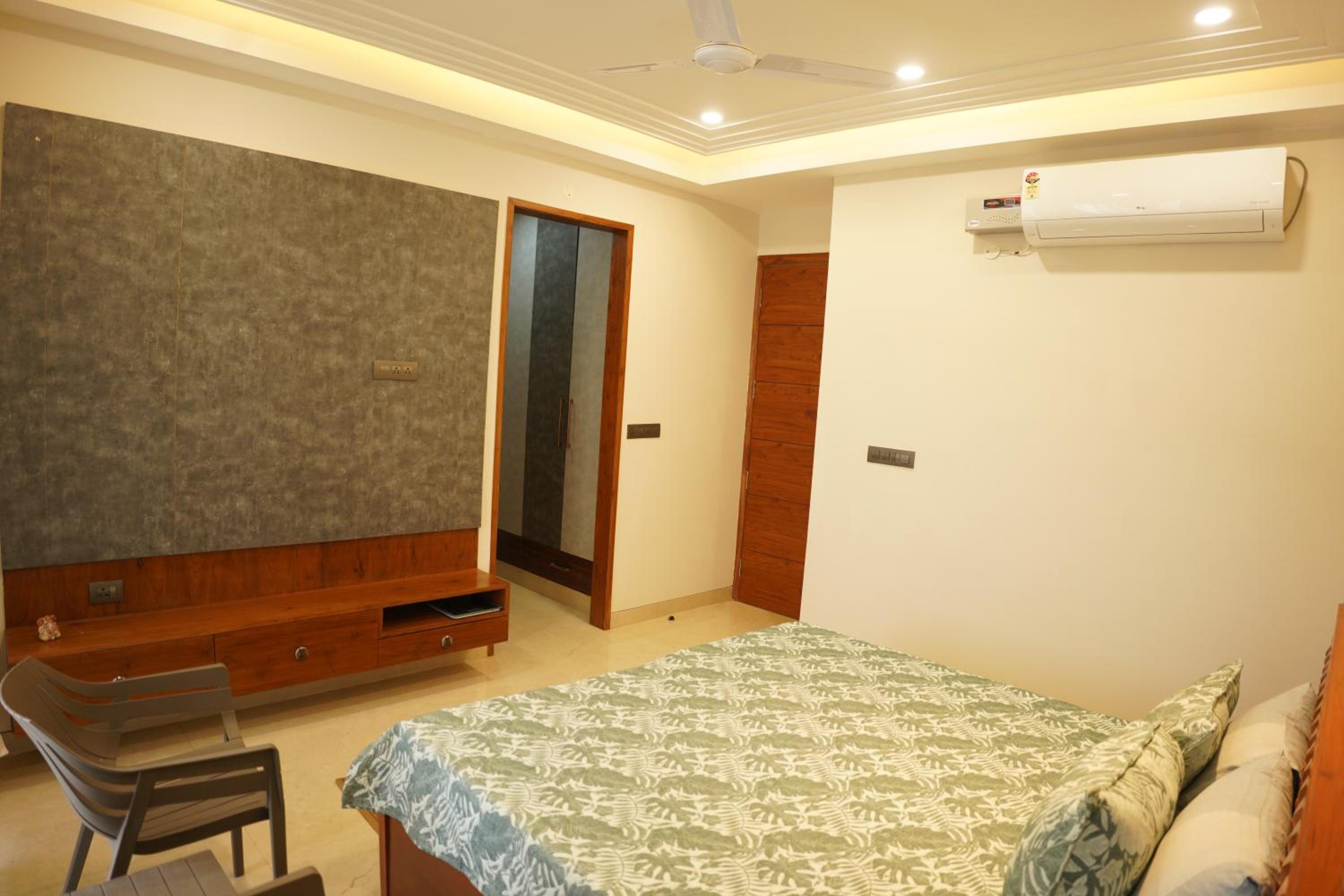 Deluxe King Room photo 2
