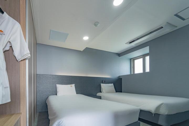 Swimming pool PKG for 2 people - Triple Room with partial Sea View