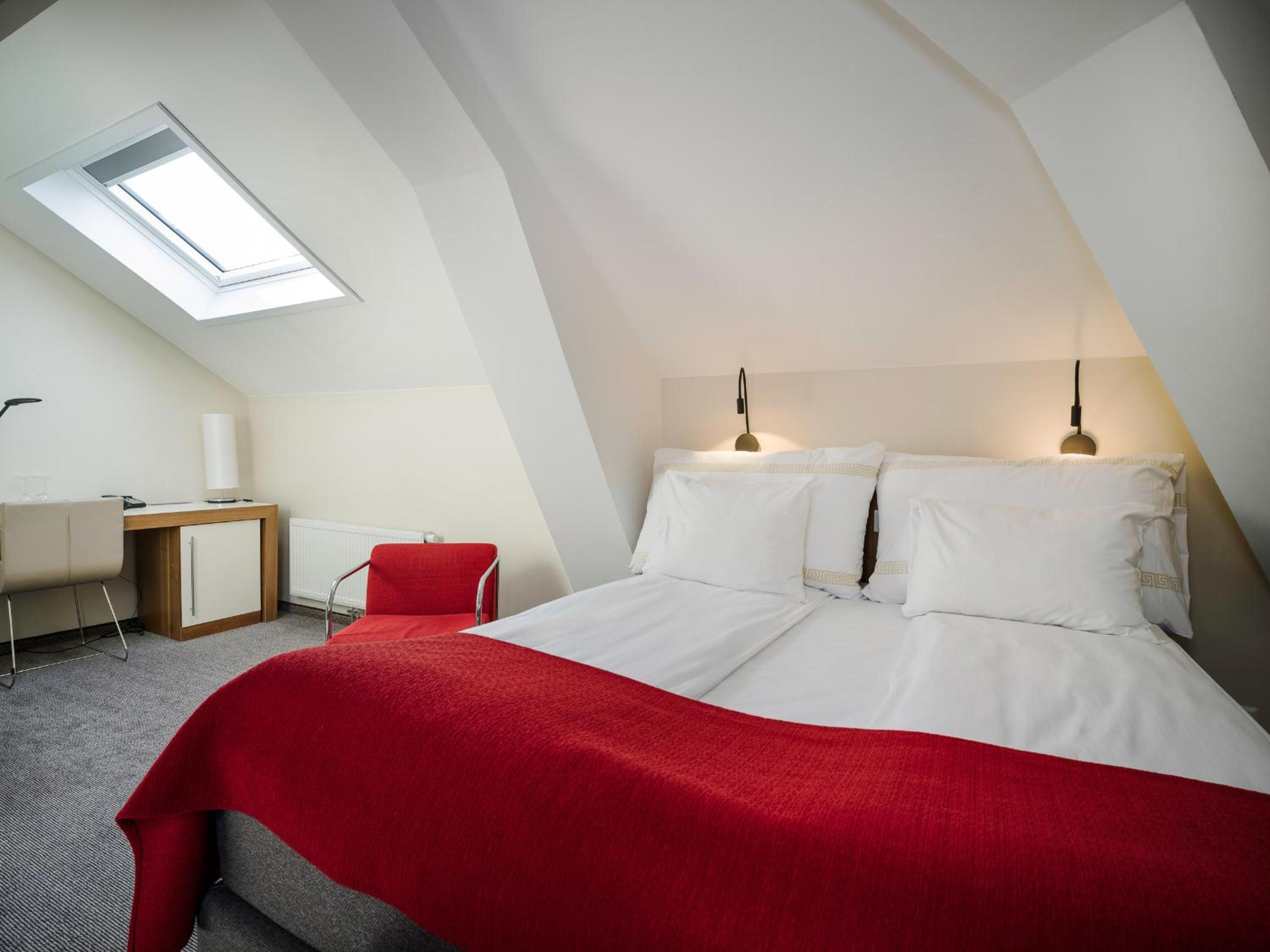 Standard Double or Twin Room - Photo 6