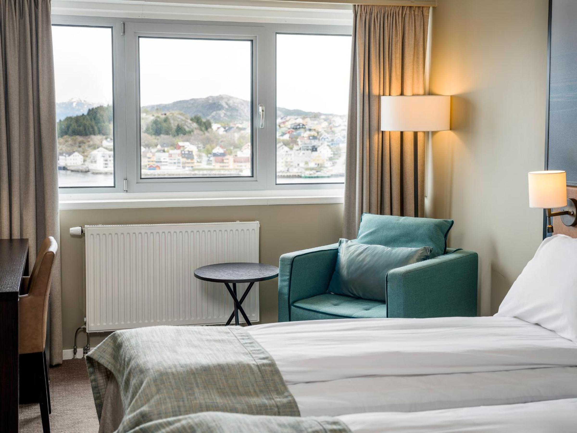 Standard Twin Room with Sea View - Photo 4