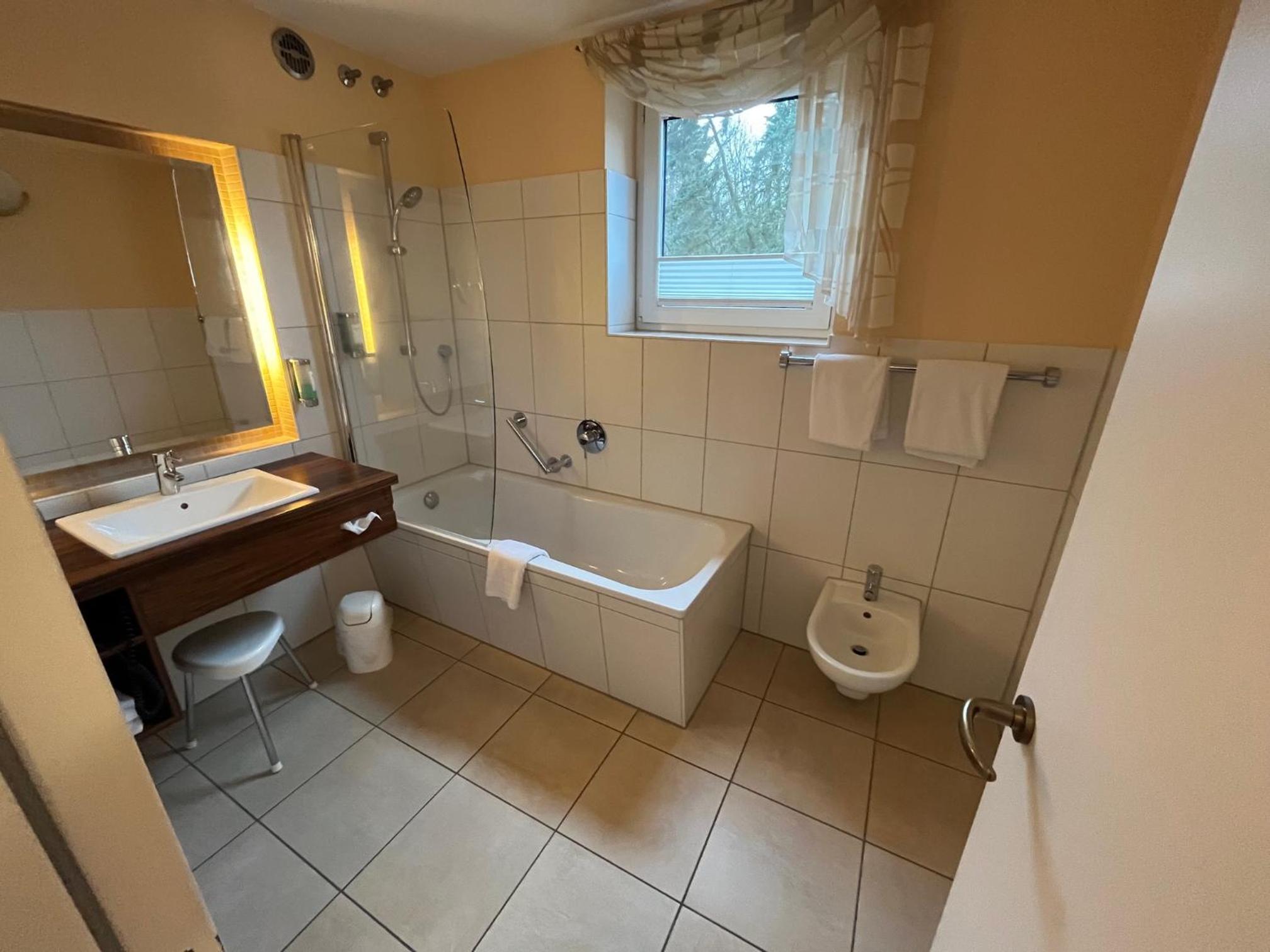 Junior Suite with Balcony - Photo 4