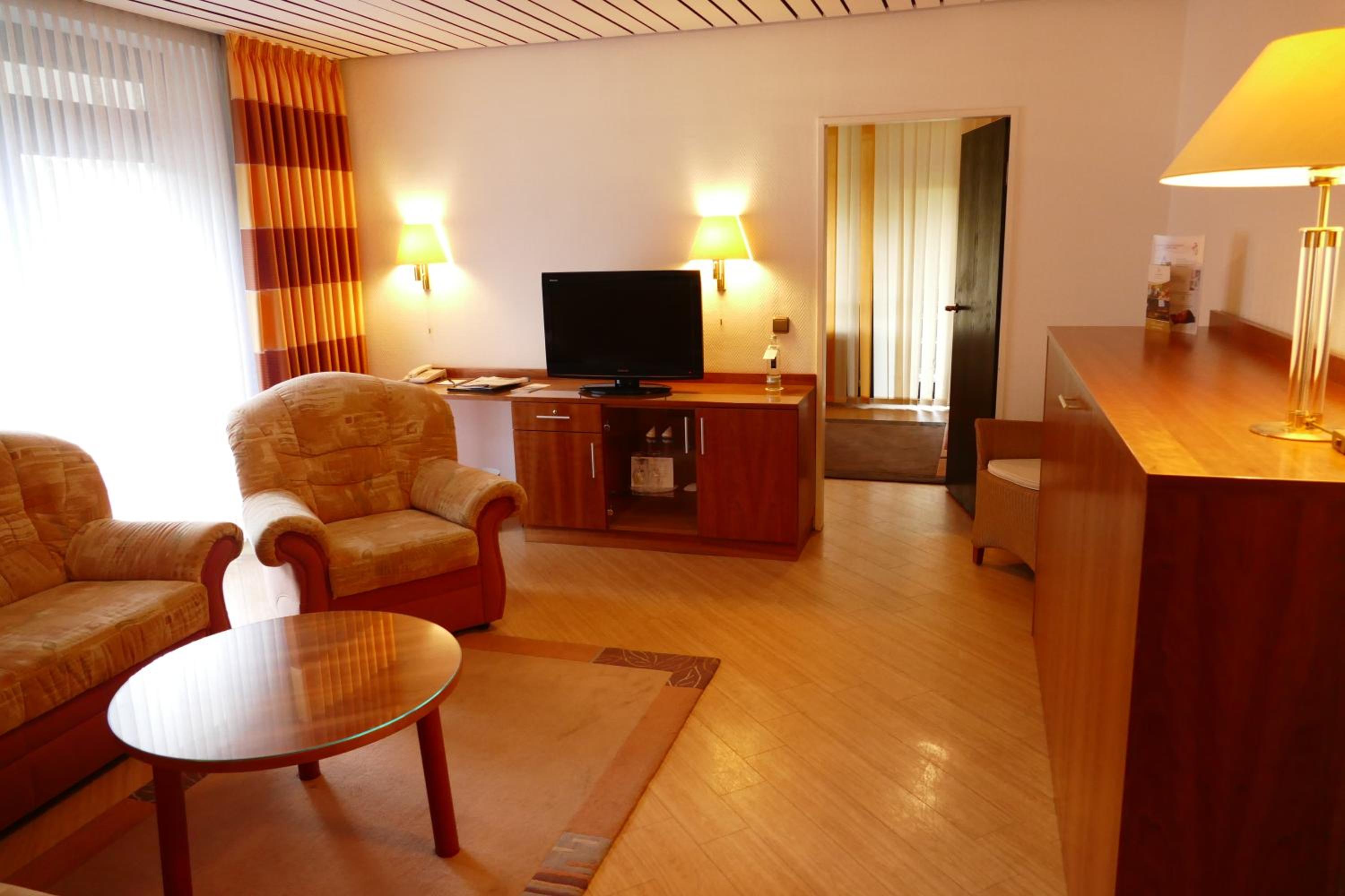 Junior Suite with Balcony - Photo 2